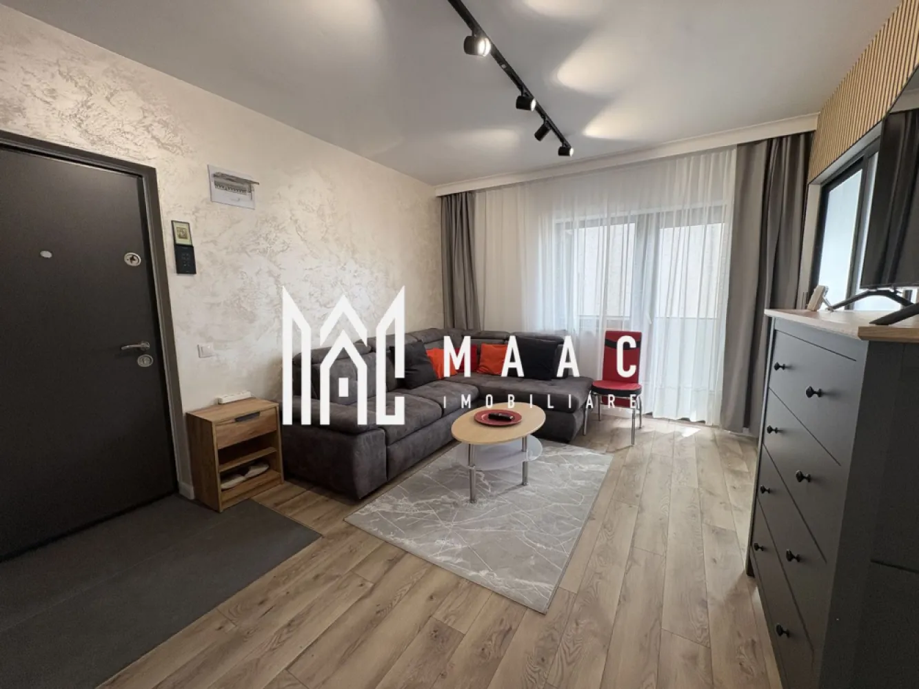 Apartament 3 camere | An constructie 2025 | 58 MPU - MAAC Imobiliare va propune spre vanzare un apartament modern, situat într-un bloc nou, construit în anul 2025, nelocuit până în prezent, ideal pentru cei care își doresc confort, spațiu bine compartimentat și acces facil către principalele puncte de interes din oraș.

📍 Locație excelentă – în apropiere de Shopping City Sibiu, cu vedere către șoseaua principală.

Detalii proprietate:

Etaj 1 din 1
Suprafață utilă: 54 mpu

Compartimentare eficientă:

Living
Doua dormitoare
O Baie
Bucătărie
Debară pentru depozitare
Două balcoane, cu suprafață totală de 9 mp (un balcon de 5 mp și unul de 4 mp).

Dotări și beneficii:

Încălzire în pardoseală
Loc de parcare inclus
Mașină de spălat haine
Living complet mobilat
Apartament nou, curat, luminos, pregătit pentru primii noii proprietari

Proprietatea este potrivită atât pentru un cuplu, cât și pentru o familie, oferind un ambient modern, funcțional și o poziționare foarte bună, într-o zonă cu acces rapid către centre comerciale, magazine și principalele artere ale orașului.

Pentru mai multe detalii sau programarea unei vizionări, nu ezitați să ne contactați specificand ID: CP2979770