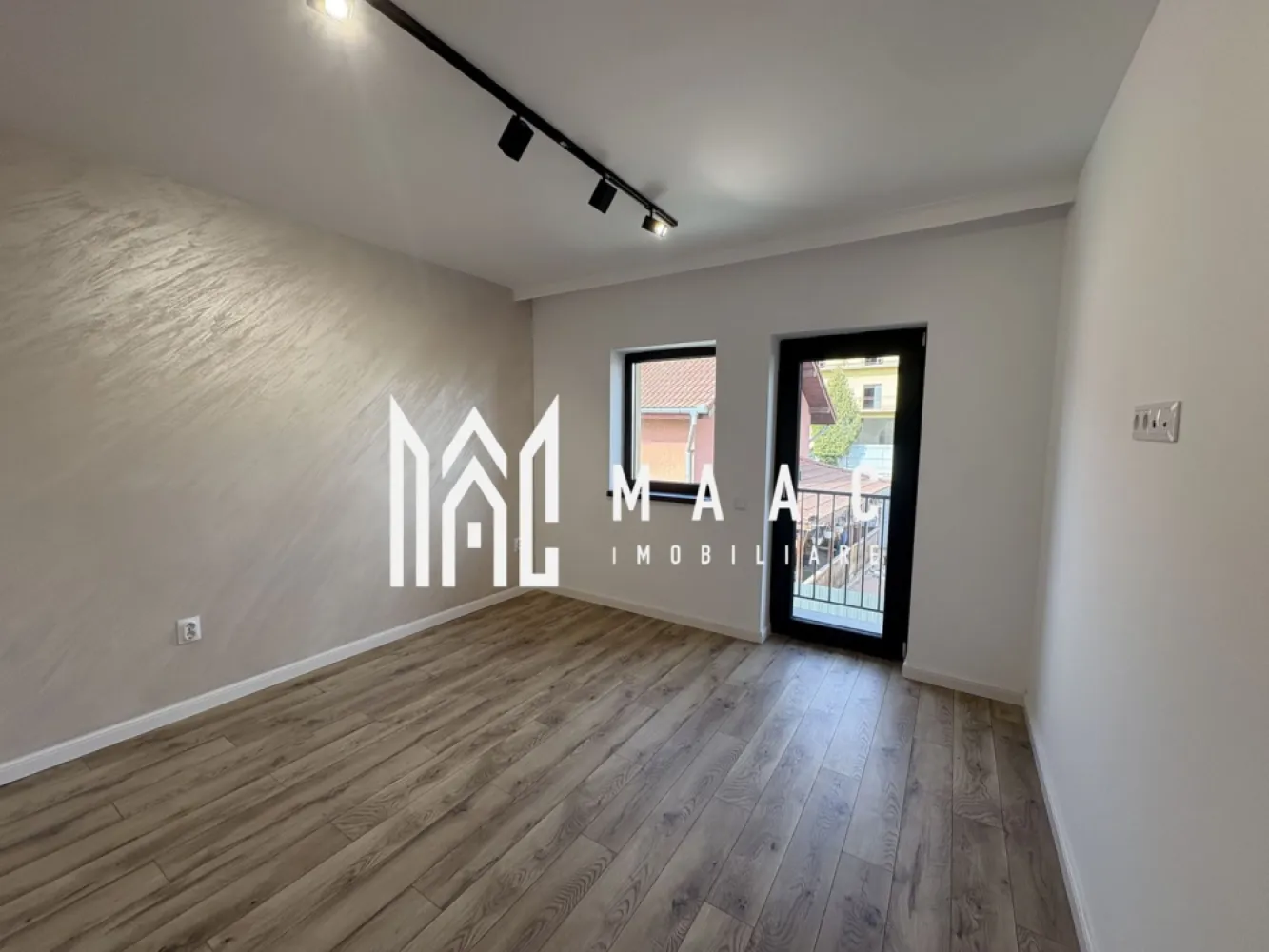 Apartament 3 camere | An constructie 2025 | 58 MPU - MAAC Imobiliare va propune spre vanzare un apartament modern, situat într-un bloc nou, construit în anul 2025, nelocuit până în prezent, ideal pentru cei care își doresc confort, spațiu bine compartimentat și acces facil către principalele puncte de interes din oraș.

📍 Locație excelentă – în apropiere de Shopping City Sibiu, cu vedere către șoseaua principală.

Detalii proprietate:

Etaj 1 din 1
Suprafață utilă: 54 mpu

Compartimentare eficientă:

Living
Doua dormitoare
O Baie
Bucătărie
Debară pentru depozitare
Două balcoane, cu suprafață totală de 9 mp (un balcon de 5 mp și unul de 4 mp).

Dotări și beneficii:

Încălzire în pardoseală
Loc de parcare inclus
Mașină de spălat haine
Living complet mobilat
Apartament nou, curat, luminos, pregătit pentru primii noii proprietari

Proprietatea este potrivită atât pentru un cuplu, cât și pentru o familie, oferind un ambient modern, funcțional și o poziționare foarte bună, într-o zonă cu acces rapid către centre comerciale, magazine și principalele artere ale orașului.

Pentru mai multe detalii sau programarea unei vizionări, nu ezitați să ne contactați specificand ID: CP2979770
