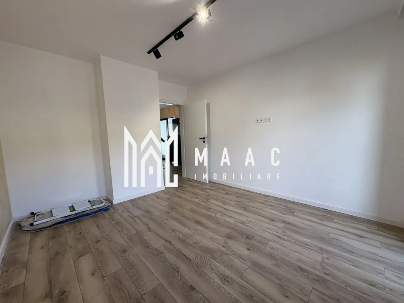 Apartament 3 camere | An constructie 2025 | 58 MPU - MAAC Imobiliare va propune spre vanzare un apartament modern, situat într-un bloc nou, construit în anul 2025, nelocuit până în prezent, ideal pentru cei care își doresc confort, spațiu bine compartimentat și acces facil către principalele puncte de interes din oraș.

📍 Locație excelentă – în apropiere de Shopping City Sibiu, cu vedere către șoseaua principală.

Detalii proprietate:

Etaj 1 din 1
Suprafață utilă: 54 mpu

Compartimentare eficientă:

Living
Doua dormitoare
O Baie
Bucătărie
Debară pentru depozitare
Două balcoane, cu suprafață totală de 9 mp (un balcon de 5 mp și unul de 4 mp).

Dotări și beneficii:

Încălzire în pardoseală
Loc de parcare inclus
Mașină de spălat haine
Living complet mobilat
Apartament nou, curat, luminos, pregătit pentru primii noii proprietari

Proprietatea este potrivită atât pentru un cuplu, cât și pentru o familie, oferind un ambient modern, funcțional și o poziționare foarte bună, într-o zonă cu acces rapid către centre comerciale, magazine și principalele artere ale orașului.

Pentru mai multe detalii sau programarea unei vizionări, nu ezitați să ne contactați specificand ID: CP2979770