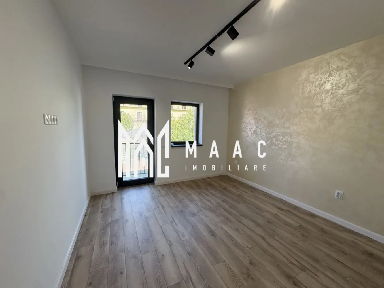 Apartament 3 camere | An constructie 2025 | 58 MPU - MAAC Imobiliare va propune spre vanzare un apartament modern, situat într-un bloc nou, construit în anul 2025, nelocuit până în prezent, ideal pentru cei care își doresc confort, spațiu bine compartimentat și acces facil către principalele puncte de interes din oraș.

📍 Locație excelentă – în apropiere de Shopping City Sibiu, cu vedere către șoseaua principală.

Detalii proprietate:

Etaj 1 din 1
Suprafață utilă: 54 mpu

Compartimentare eficientă:

Living
Doua dormitoare
O Baie
Bucătărie
Debară pentru depozitare
Două balcoane, cu suprafață totală de 9 mp (un balcon de 5 mp și unul de 4 mp).

Dotări și beneficii:

Încălzire în pardoseală
Loc de parcare inclus
Mașină de spălat haine
Living complet mobilat
Apartament nou, curat, luminos, pregătit pentru primii noii proprietari

Proprietatea este potrivită atât pentru un cuplu, cât și pentru o familie, oferind un ambient modern, funcțional și o poziționare foarte bună, într-o zonă cu acces rapid către centre comerciale, magazine și principalele artere ale orașului.

Pentru mai multe detalii sau programarea unei vizionări, nu ezitați să ne contactați specificand ID: CP2979770