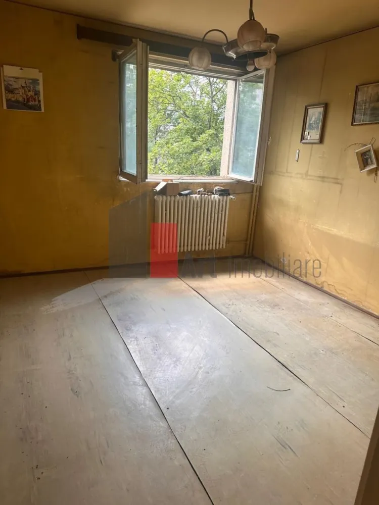 apartament 2 camere Drumul Taberei - Drumul Taberei 34, aproape de metrou Tudor Vladimirescu, confort 1, circular, et.8/10, liber, necesita renovare. Blocul se afla in apropierea scolii 197, statie metrou, STB, piata, parc, numeroase centre comerciale. Actele sunt pregatite pentru vanzare