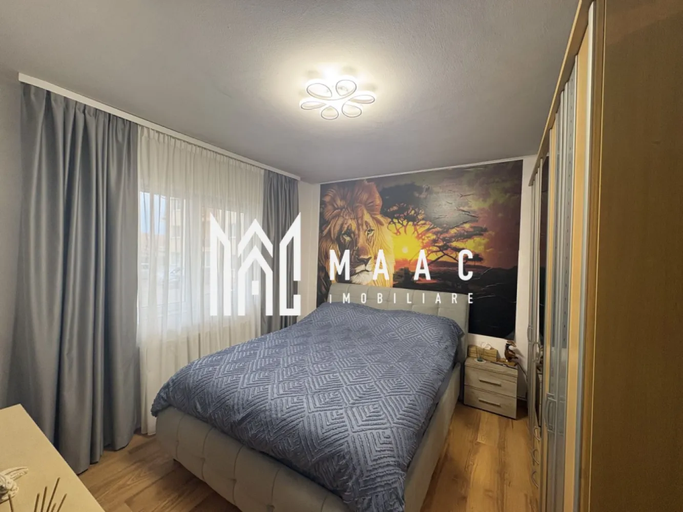 Apartament 3 camere | 65 MPU | Pivnita | Decomandat | Turnisor - MAAC Imobiliare vă propune spre vânzare un apartament cu 3 camere, decomandat, ideal pentru locuit sau investiție, compartimentat practic și pregătit pentru mutare, situat in Turnisor.

Proprietatea este complet mobilată și utilată, fiind o alegere potrivită pentru cei care își doresc un apartament funcțional, bine organizat și gata de folosință.

Compartimentare:

Living
Doua dormitoare
Bucătărie
Debara
Doua băi
Una dintre băi este amenajată în prezent ca spațiu de depozitare

Dotări și beneficii:

Complet mobilat și utilat
Uși interioare din lemn
Mașină de spălat rufe
Mașină de spălat vase
Frigider
Aragaz
Hotă
Mobilier nou în dormitoare și living

Beneficii suplimentare:

Apartamentul se vinde cu pivniță inclusă
Pivnița are o suprafață aproximativă comparabilă cu cea a bucătăriei, fiind ideală pentru depozitare

Pentru mai multe detalii precizati telefonic ca ati vazut anuntul cu ID: CP2979845