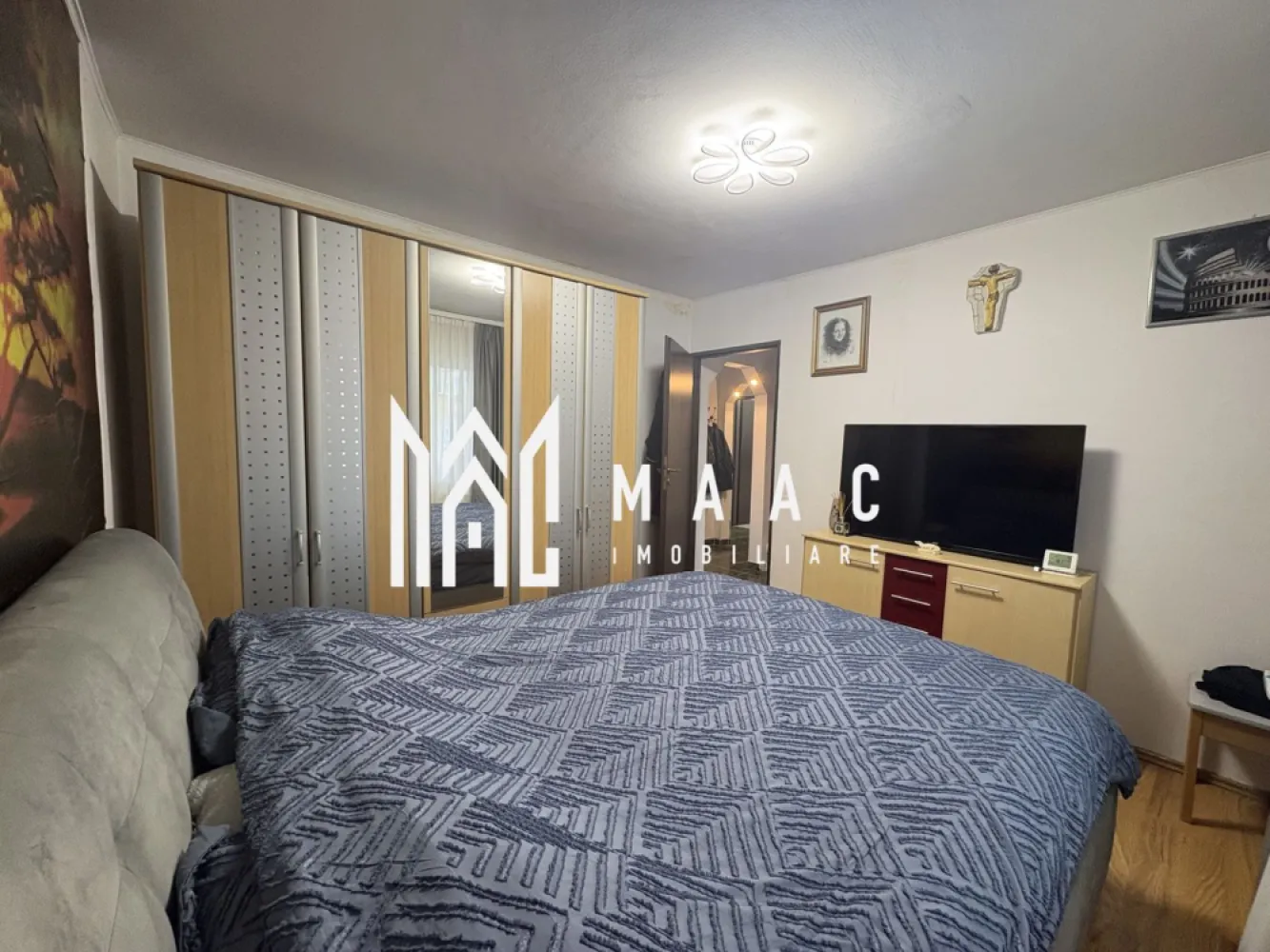 Apartament 3 camere | 65 MPU | Pivnita | Decomandat | Turnisor - MAAC Imobiliare vă propune spre vânzare un apartament cu 3 camere, decomandat, ideal pentru locuit sau investiție, compartimentat practic și pregătit pentru mutare, situat in Turnisor.

Proprietatea este complet mobilată și utilată, fiind o alegere potrivită pentru cei care își doresc un apartament funcțional, bine organizat și gata de folosință.

Compartimentare:

Living
Doua dormitoare
Bucătărie
Debara
Doua băi
Una dintre băi este amenajată în prezent ca spațiu de depozitare

Dotări și beneficii:

Complet mobilat și utilat
Uși interioare din lemn
Mașină de spălat rufe
Mașină de spălat vase
Frigider
Aragaz
Hotă
Mobilier nou în dormitoare și living

Beneficii suplimentare:

Apartamentul se vinde cu pivniță inclusă
Pivnița are o suprafață aproximativă comparabilă cu cea a bucătăriei, fiind ideală pentru depozitare

Pentru mai multe detalii precizati telefonic ca ati vazut anuntul cu ID: CP2979845