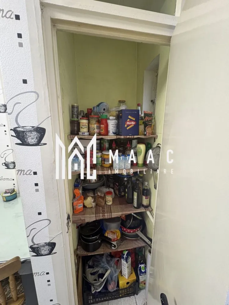 Apartament 3 camere | 65 MPU | Pivnita | Decomandat | Turnisor - MAAC Imobiliare vă propune spre vânzare un apartament cu 3 camere, decomandat, ideal pentru locuit sau investiție, compartimentat practic și pregătit pentru mutare, situat in Turnisor.

Proprietatea este complet mobilată și utilată, fiind o alegere potrivită pentru cei care își doresc un apartament funcțional, bine organizat și gata de folosință.

Compartimentare:

Living
Doua dormitoare
Bucătărie
Debara
Doua băi
Una dintre băi este amenajată în prezent ca spațiu de depozitare

Dotări și beneficii:

Complet mobilat și utilat
Uși interioare din lemn
Mașină de spălat rufe
Mașină de spălat vase
Frigider
Aragaz
Hotă
Mobilier nou în dormitoare și living

Beneficii suplimentare:

Apartamentul se vinde cu pivniță inclusă
Pivnița are o suprafață aproximativă comparabilă cu cea a bucătăriei, fiind ideală pentru depozitare

Pentru mai multe detalii precizati telefonic ca ati vazut anuntul cu ID: CP2979845