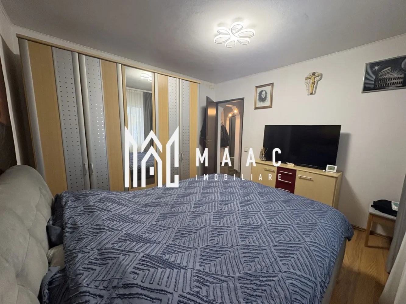 Apartament 3 camere | 65 MPU | Pivnita | Decomandat | Turnisor - MAAC Imobiliare vă propune spre vânzare un apartament cu 3 camere, decomandat, ideal pentru locuit sau investiție, compartimentat practic și pregătit pentru mutare, situat in Turnisor.

Proprietatea este complet mobilată și utilată, fiind o alegere potrivită pentru cei care își doresc un apartament funcțional, bine organizat și gata de folosință.

Compartimentare:

Living
Doua dormitoare
Bucătărie
Debara
Doua băi
Una dintre băi este amenajată în prezent ca spațiu de depozitare

Dotări și beneficii:

Complet mobilat și utilat
Uși interioare din lemn
Mașină de spălat rufe
Mașină de spălat vase
Frigider
Aragaz
Hotă
Mobilier nou în dormitoare și living

Beneficii suplimentare:

Apartamentul se vinde cu pivniță inclusă
Pivnița are o suprafață aproximativă comparabilă cu cea a bucătăriei, fiind ideală pentru depozitare

Pentru mai multe detalii precizati telefonic ca ati vazut anuntul cu ID: CP2979845