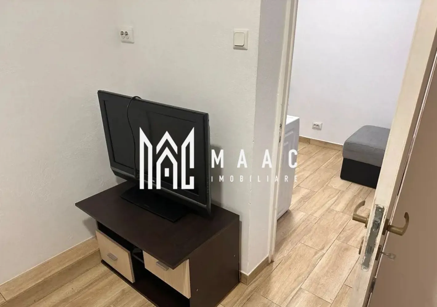 Apartament 1 Camera I Etaj 3 I Renovat I Central-Abatorului - Se vinde o garsonieră de 24 mp, situată în zona Abatorului, complet mobilată și utilată, ideală pentru locuire personală sau investiție. 
Proprietatea este disponibilă imediat, iar un avantaj major este faptul că este actualmente închiriată și poate fi preluată cu chiriași, oferind venit garantat încă din prima zi.

Caracteristici principale:
Suprafață: 24 mp
Tip: Garsonieră
Complet mobilată și utilată
Disponibilă imediat
Situată în zona Abatorului
Se poate prelua cu chiriași
Detalii interioare:

Cameră principală mobilată complet
Bucătărie utilată cu electrocasnice în stare bună
Baie modernă
Spațiu organizat eficient, ideal pentru o persoană sau un cuplu
Garsonieră întreținută, gata pentru mutare

Avantaje:
Investiție sigură, cu chiriași stabili
Poziționare bună, cu acces rapid la magazine, stații de autobuz, zone comerciale
Fără investiții suplimentare – totul este deja amenajat

Pentru informati si vizionari: ID: CP2826038