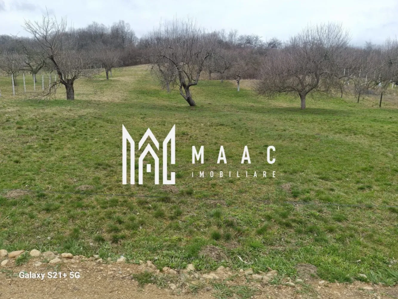 Teren 1400 mp | Valea Mărului | Parcelabil | Cabane / Retreat în natură - MAAC Imobiliare vă propune spre vânzare un teren extravilan situat în Valea Mărului, într-o zonă liniștită, cu multă verdeață, ideală pentru cei care își doresc un refugiu în natură sau o investiție cu potențial pe termen lung.

Proprietatea are o suprafață de 1.400 mp și o deschidere de 20 ml la drum principal, beneficiind de acces auto facil. Terenul este ușor de exploatat și se pretează foarte bine pentru parcelare, fiind o alegere potrivită pentru dezvoltarea unor loturi destinate caselor de vacanță, cabanelor sau conceptelor de tip retreat, într-un cadru natural și aerisit.

Poziționarea oferă o vedere panoramică deosebită, inclusiv către oraș, ceea ce adaugă un plus de valoare proprietății și o face atractivă pentru proiecte orientate spre relaxare, natură și intimitate.

Terenul este disponibil imediat.

Pentru mai multe detalii și programarea unei vizionări, vă rugăm să menționați codul de proprietate CP2983252.