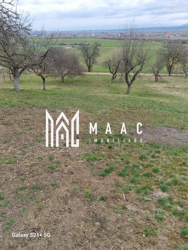 Teren 1400 mp | Valea Mărului | Parcelabil | Cabane / Retreat în natură - MAAC Imobiliare vă propune spre vânzare un teren extravilan situat în Valea Mărului, într-o zonă liniștită, cu multă verdeață, ideală pentru cei care își doresc un refugiu în natură sau o investiție cu potențial pe termen lung.

Proprietatea are o suprafață de 1.400 mp și o deschidere de 20 ml la drum principal, beneficiind de acces auto facil. Terenul este ușor de exploatat și se pretează foarte bine pentru parcelare, fiind o alegere potrivită pentru dezvoltarea unor loturi destinate caselor de vacanță, cabanelor sau conceptelor de tip retreat, într-un cadru natural și aerisit.

Poziționarea oferă o vedere panoramică deosebită, inclusiv către oraș, ceea ce adaugă un plus de valoare proprietății și o face atractivă pentru proiecte orientate spre relaxare, natură și intimitate.

Terenul este disponibil imediat.

Pentru mai multe detalii și programarea unei vizionări, vă rugăm să menționați codul de proprietate CP2983252.