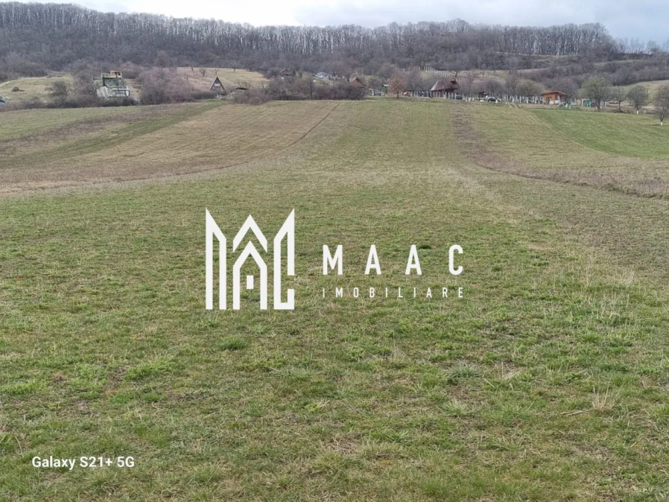 Teren 5400 mp | Parcelabil | Zona sub Valea Marului | Cristian - MAAC Imobiliare vă propune spre vânzare un teren agricol extravilan situat în zona sub Valea Mărului, Cristian, într-un cadru natural aerisit, cu priveliști deschise către munte și oraș, ideal pentru investiție sau valorificare pe termen lung.

Proprietatea are o suprafață de 5.400 mp și beneficiază de două fronturi stradale, cu deschidere de 21,3 ml la drum principal, oferind acces facil și multiple posibilități de parcelare. Configurația terenului îl face potrivit pentru dezvoltări de tip loturi pentru case de vacanță, cabane sau concepte de retreat, într-o zonă liniștită, cu multă verdeață.

Terenul este disponibil imediat, iar utilitățile se află în zonă, ceea ce îi crește potențialul de dezvoltare și atractivitatea pentru investitori.

Pentru mai multe detalii și programarea unei vizionări, vă rugăm să menționați codul de proprietate CP2983271.