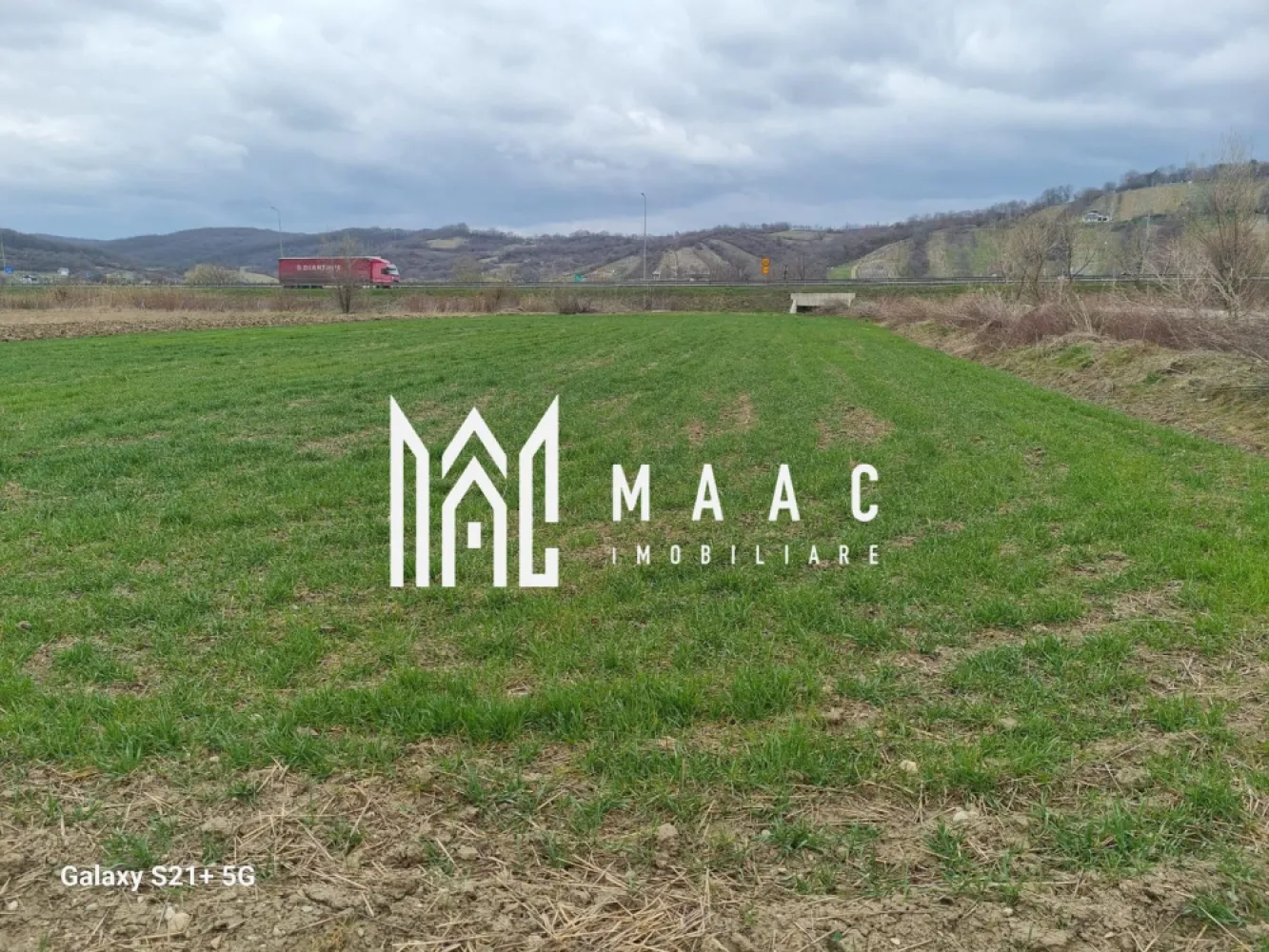 Teren intravilan 2061 mp | Cristian | DN1 | Deschidere 25 ml | Parcelabil - MAAC Imobiliare vă propune spre vânzare un teren intravilan pentru construcții situat în Cristian, cu acces direct la DN1, într-o zonă cu vizibilitate excelentă și potențial ridicat de valorificare.

Proprietatea are o suprafață de 2.061 mp și beneficiază de o deschidere de 25 ml la drum principal, fiind amplasată la șosea, ceea ce oferă acces facil și expunere foarte bună. Configurația terenului permite parcelarea și îl face potrivit atât pentru construcții individuale, cât și pentru activități comerciale sau proiecte mixte, într-o zonă cu trafic și vizibilitate.

Terenul este disponibil imediat, iar utilitățile se află în zonă, ceea ce facilitează demararea rapidă a unui proiect. Poziționarea la DN1 reprezintă un avantaj major pentru orice tip de dezvoltare, datorită accesului direct și fluxului constant din zonă.

Pentru mai multe detalii și programarea unei vizionări, vă rugăm să menționați codul de proprietate CP2983282.