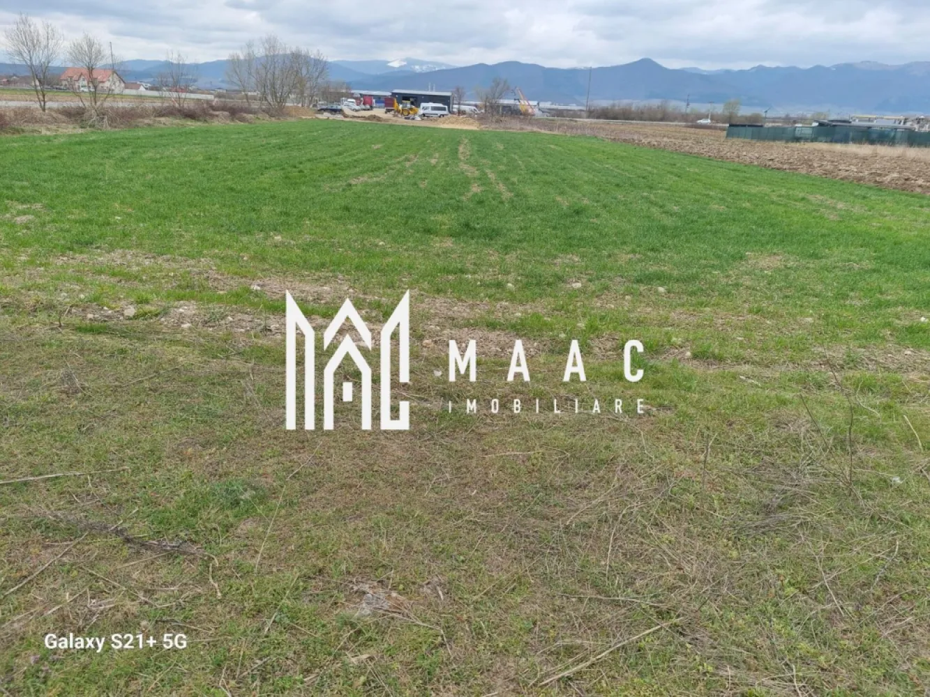 Teren intravilan 2061 mp | Cristian | DN1 | Deschidere 25 ml | Parcelabil - MAAC Imobiliare vă propune spre vânzare un teren intravilan pentru construcții situat în Cristian, cu acces direct la DN1, într-o zonă cu vizibilitate excelentă și potențial ridicat de valorificare.

Proprietatea are o suprafață de 2.061 mp și beneficiază de o deschidere de 25 ml la drum principal, fiind amplasată la șosea, ceea ce oferă acces facil și expunere foarte bună. Configurația terenului permite parcelarea și îl face potrivit atât pentru construcții individuale, cât și pentru activități comerciale sau proiecte mixte, într-o zonă cu trafic și vizibilitate.

Terenul este disponibil imediat, iar utilitățile se află în zonă, ceea ce facilitează demararea rapidă a unui proiect. Poziționarea la DN1 reprezintă un avantaj major pentru orice tip de dezvoltare, datorită accesului direct și fluxului constant din zonă.

Pentru mai multe detalii și programarea unei vizionări, vă rugăm să menționați codul de proprietate CP2983282.
