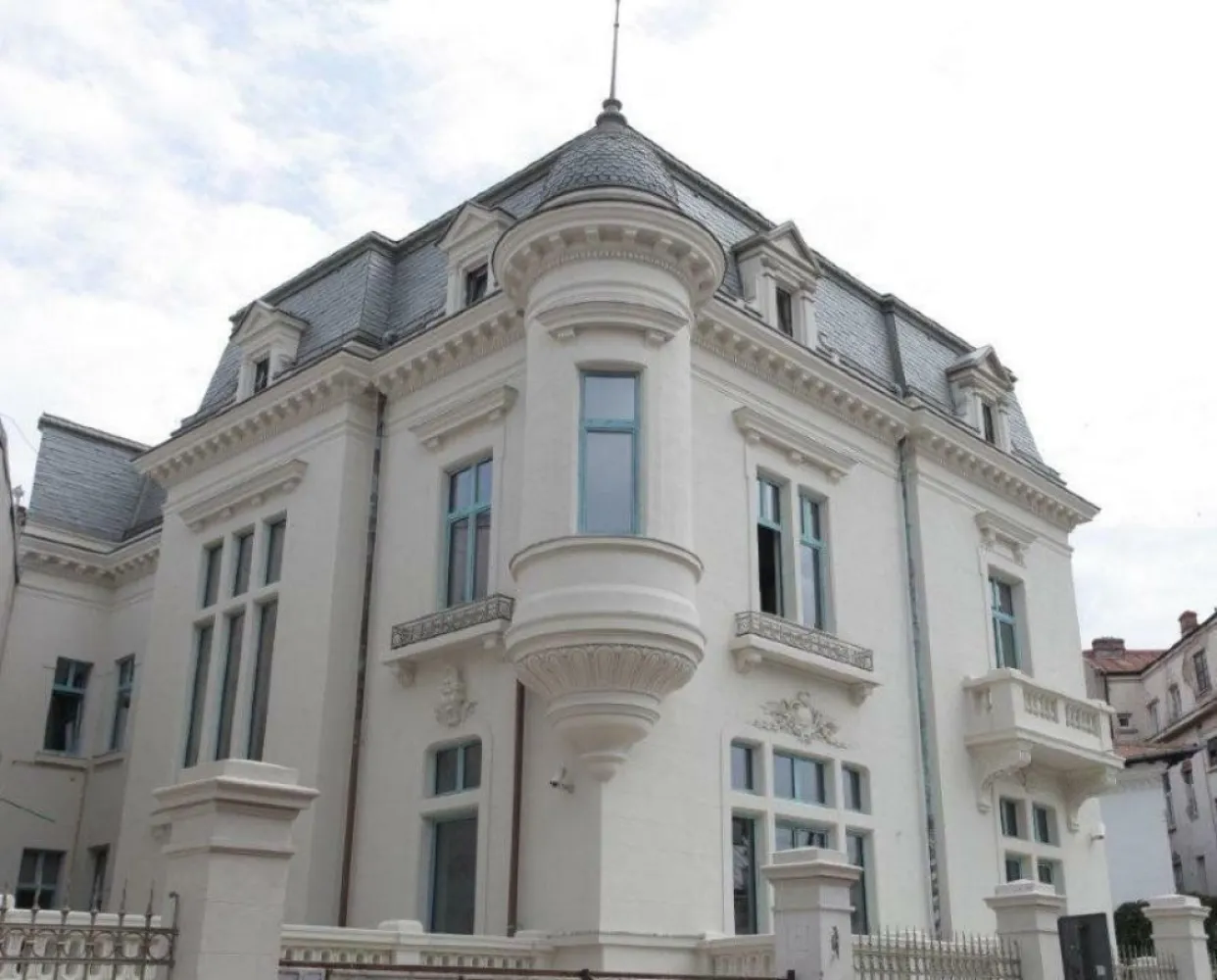 BRASADAS închiriază vila 21 cam UNIRII Birouri exclusive. - Agenția BRASADAS închiriază vila cu o istorie bogată povestită in cele 3 volume ale romanului "Cronică de Familie" Scrise de Petru Dumitriu in 1955. 
Locaţia principală a filmulului "Y" (2024)
Suprafaţă construită de 1007 mp.
In Inima Noului Centrul Vechi al Bucureştiului
Vila complet restaurată la gloria ei iniţială
Dotată de facilităţi nemaivăzute în Romania printre care, pardoseli din piatra onix, bucătării Officine Gullo din cupru si alama , căzi şi mobilier de baie din cupru şi alama produse la comanda de Officine Gullo, ferestre termoizolante antiefracţie din cupru patinat, acoperiş învelit cu piatra ardezia verde, sistem burlane de cupru patinat, lustre Veneţiene Murano, ...
21 camere
3 bucatării
10 băi
12 holuri
2 case scări
6 terase
1 garaj pentru două autoturisme
Acces auxiliar pentru parcare in curte interioara (3-5 autoturisme)
Acces auxiliar separat la demisol si mansarda.

Pentru mai multe oferte accesați www.brasadas.com.