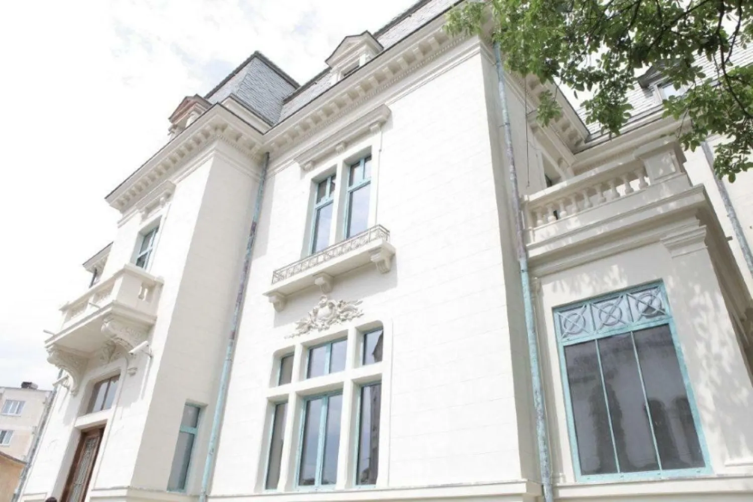 BRASADAS închiriază vila 21 cam UNIRII Birouri exclusive. - Agenția BRASADAS închiriază vila cu o istorie bogată povestită in cele 3 volume ale romanului "Cronică de Familie" Scrise de Petru Dumitriu in 1955. 
Locaţia principală a filmulului "Y" (2024)
Suprafaţă construită de 1007 mp.
In Inima Noului Centrul Vechi al Bucureştiului
Vila complet restaurată la gloria ei iniţială
Dotată de facilităţi nemaivăzute în Romania printre care, pardoseli din piatra onix, bucătării Officine Gullo din cupru si alama , căzi şi mobilier de baie din cupru şi alama produse la comanda de Officine Gullo, ferestre termoizolante antiefracţie din cupru patinat, acoperiş învelit cu piatra ardezia verde, sistem burlane de cupru patinat, lustre Veneţiene Murano, ...
21 camere
3 bucatării
10 băi
12 holuri
2 case scări
6 terase
1 garaj pentru două autoturisme
Acces auxiliar pentru parcare in curte interioara (3-5 autoturisme)
Acces auxiliar separat la demisol si mansarda.

Pentru mai multe oferte accesați www.brasadas.com.