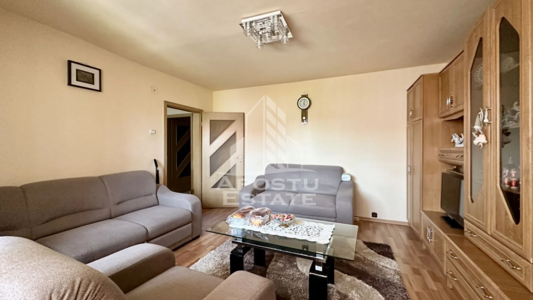 Apartament de vanzare cu 3 camere, decomandat, Aradului Timisoara - APOSTU ESTATE va propune spre vanzare un apartament spatios cu 3 camere, decomandat, situat la etajul 4 al unui imobil izolat termic, prevazut cu acoperis, amplasat in zona Aradului – una dintre cele mai apreciate zone rezidentiale din Timisoara, cu acces facil catre numeroase puncte de interes.

Proprietatea beneficiaza de o compartimentare practica si functionala, fiind ideala atat pentru o familie, cat si pentru investitie, datorita pozitionarii excelente si a confortului oferit.

Compartimentare:

hol de acces;
living spatios si luminos;
bucatarie separata;
doua dormitoare;
doua bai.

Apartamentul se vinde complet mobilat si utilat, fiind pregatit pentru mutare imediata, fara a necesita investitii suplimentare. 

Imobilul este izolat termic si dispune de acoperis, aspecte ce contribuie la un confort termic sporit si la costuri reduse de intretinere.

Zona Aradului ofera acces rapid catre centre comerciale, supermarketuri, scoli, gradinite, mijloace de transport in comun si alte facilitati necesare unui stil de viata confortabil.

Pentru mai multe informatii sau pentru programarea unei vizionari, va stam cu drag la dispozitie!