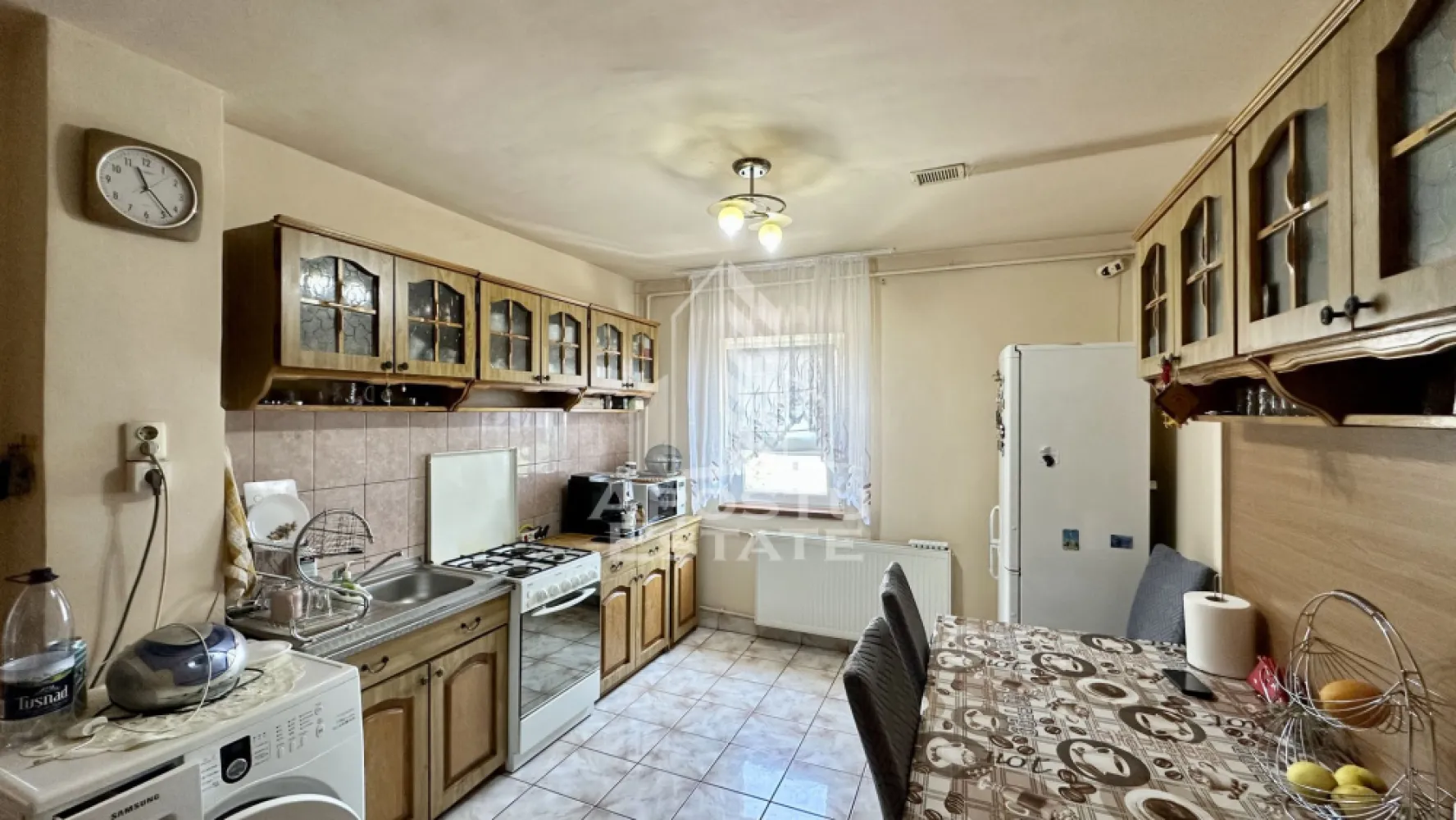 Apartament de vanzare cu 3 camere, decomandat, Aradului Timisoara - APOSTU ESTATE va propune spre vanzare un apartament spatios cu 3 camere, decomandat, situat la etajul 4 al unui imobil izolat termic, prevazut cu acoperis, amplasat in zona Aradului – una dintre cele mai apreciate zone rezidentiale din Timisoara, cu acces facil catre numeroase puncte de interes.

Proprietatea beneficiaza de o compartimentare practica si functionala, fiind ideala atat pentru o familie, cat si pentru investitie, datorita pozitionarii excelente si a confortului oferit.

Compartimentare:

hol de acces;
living spatios si luminos;
bucatarie separata;
doua dormitoare;
doua bai.

Apartamentul se vinde complet mobilat si utilat, fiind pregatit pentru mutare imediata, fara a necesita investitii suplimentare. 

Imobilul este izolat termic si dispune de acoperis, aspecte ce contribuie la un confort termic sporit si la costuri reduse de intretinere.

Zona Aradului ofera acces rapid catre centre comerciale, supermarketuri, scoli, gradinite, mijloace de transport in comun si alte facilitati necesare unui stil de viata confortabil.

Pentru mai multe informatii sau pentru programarea unei vizionari, va stam cu drag la dispozitie!