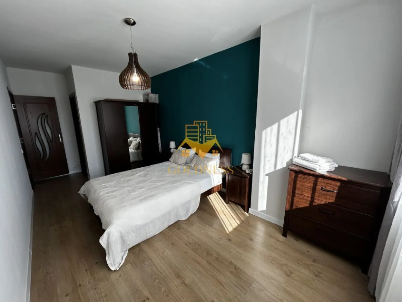3 camere open space, Modern, Parcare, Iris, Oasului, Auchan, Revo Gym - GOLDNESS Imobiliare vă propune spre închiriere un apartament cu 3 camere open space complet mobilat și utilat, la etajul 6 într-un imobil de 8 etaje, în Cartierul Iris.
Dispune de un loc de parcare subteran/exterior contra cost!
Se află în apropierea stațiilor de transport în comun, magazine, restaurante, spații verzi, farmacii, etc. 

Apartamentul este compartimentat astfel:
 - doua dormitoare cu pat matrimonial, dressing, noptiere
 - living cu bucatarie open space complet utilată și mobilată, canapea extensibilă, loc de servit masa 
 - doua bai, una cu cada, una cu cabina de dus, calorifer port prosop și dulap pentru depozitare.
 - balcon de 3 mp.

Imobilul este dotat cu toate cele necesare- centrală proprie, frigider, aragaz, hotă, mașină de spălat haine, etc. 

Dacă sunteți interesați de acest apartament și doriți să îl vizionați, dar și pentru alte oferte nu ezitați să ne contactați telefonic sau prin e-mail. Vă stăm la dispoziție!
Pentru intermediere se percepe un comision de 50% din prețul chiriei!