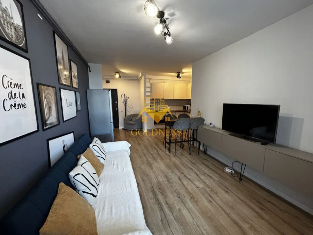 3 camere open space, Modern, Parcare, Iris, Oasului, Auchan, Revo Gym - GOLDNESS Imobiliare vă propune spre închiriere un apartament cu 3 camere open space complet mobilat și utilat, la etajul 6 într-un imobil de 8 etaje, în Cartierul Iris.
Dispune de un loc de parcare subteran/exterior contra cost!
Se află în apropierea stațiilor de transport în comun, magazine, restaurante, spații verzi, farmacii, etc. 

Apartamentul este compartimentat astfel:
 - doua dormitoare cu pat matrimonial, dressing, noptiere
 - living cu bucatarie open space complet utilată și mobilată, canapea extensibilă, loc de servit masa 
 - doua bai, una cu cada, una cu cabina de dus, calorifer port prosop și dulap pentru depozitare.
 - balcon de 3 mp.

Imobilul este dotat cu toate cele necesare- centrală proprie, frigider, aragaz, hotă, mașină de spălat haine, etc. 

Dacă sunteți interesați de acest apartament și doriți să îl vizionați, dar și pentru alte oferte nu ezitați să ne contactați telefonic sau prin e-mail. Vă stăm la dispoziție!
Pentru intermediere se percepe un comision de 50% din prețul chiriei!
