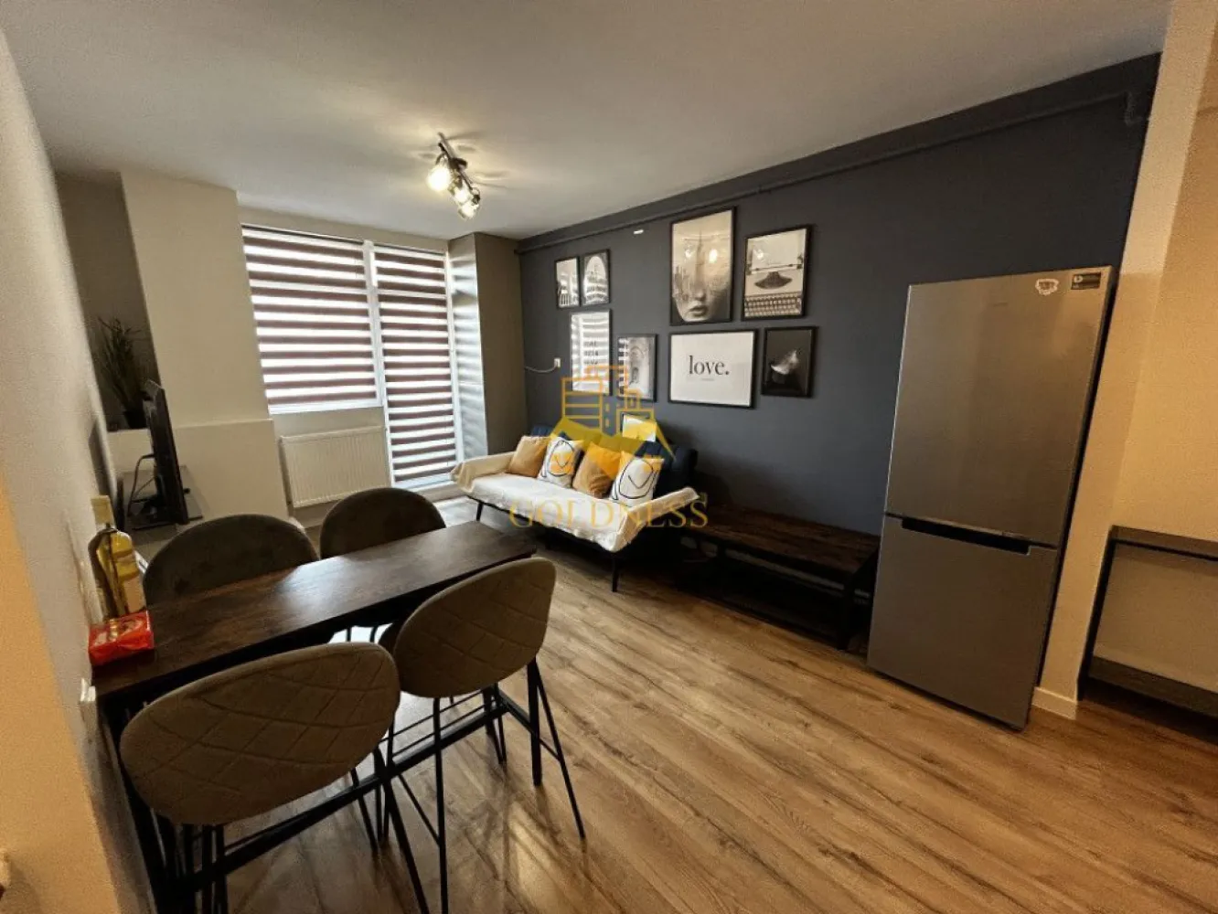 3 camere open space, Modern, Parcare, Iris, Oasului, Auchan, Revo Gym - GOLDNESS Imobiliare vă propune spre închiriere un apartament cu 3 camere open space complet mobilat și utilat, la etajul 6 într-un imobil de 8 etaje, în Cartierul Iris.
Dispune de un loc de parcare subteran/exterior contra cost!
Se află în apropierea stațiilor de transport în comun, magazine, restaurante, spații verzi, farmacii, etc. 

Apartamentul este compartimentat astfel:
 - doua dormitoare cu pat matrimonial, dressing, noptiere
 - living cu bucatarie open space complet utilată și mobilată, canapea extensibilă, loc de servit masa 
 - doua bai, una cu cada, una cu cabina de dus, calorifer port prosop și dulap pentru depozitare.
 - balcon de 3 mp.

Imobilul este dotat cu toate cele necesare- centrală proprie, frigider, aragaz, hotă, mașină de spălat haine, etc. 

Dacă sunteți interesați de acest apartament și doriți să îl vizionați, dar și pentru alte oferte nu ezitați să ne contactați telefonic sau prin e-mail. Vă stăm la dispoziție!
Pentru intermediere se percepe un comision de 50% din prețul chiriei!