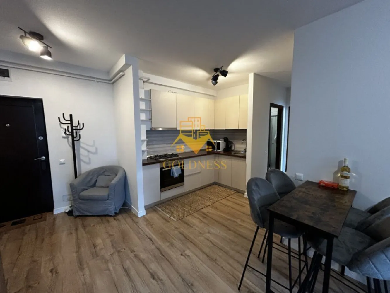 3 camere open space, Modern, Parcare, Iris, Oasului, Auchan, Revo Gym - GOLDNESS Imobiliare vă propune spre închiriere un apartament cu 3 camere open space complet mobilat și utilat, la etajul 6 într-un imobil de 8 etaje, în Cartierul Iris.
Dispune de un loc de parcare subteran/exterior contra cost!
Se află în apropierea stațiilor de transport în comun, magazine, restaurante, spații verzi, farmacii, etc. 

Apartamentul este compartimentat astfel:
 - doua dormitoare cu pat matrimonial, dressing, noptiere
 - living cu bucatarie open space complet utilată și mobilată, canapea extensibilă, loc de servit masa 
 - doua bai, una cu cada, una cu cabina de dus, calorifer port prosop și dulap pentru depozitare.
 - balcon de 3 mp.

Imobilul este dotat cu toate cele necesare- centrală proprie, frigider, aragaz, hotă, mașină de spălat haine, etc. 

Dacă sunteți interesați de acest apartament și doriți să îl vizionați, dar și pentru alte oferte nu ezitați să ne contactați telefonic sau prin e-mail. Vă stăm la dispoziție!
Pentru intermediere se percepe un comision de 50% din prețul chiriei!