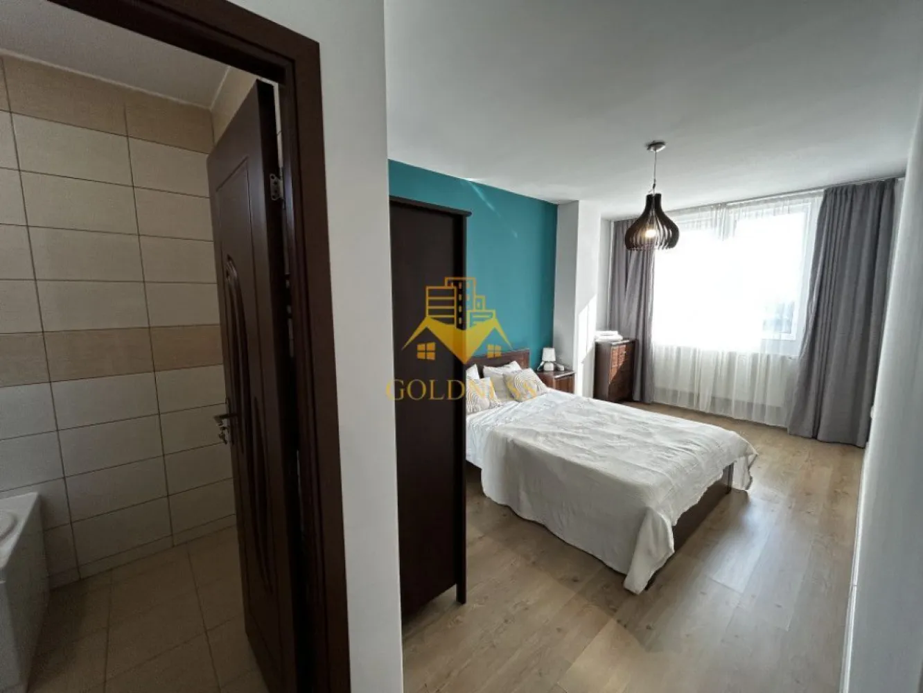 3 camere open space, Modern, Parcare, Iris, Oasului, Auchan, Revo Gym - GOLDNESS Imobiliare vă propune spre închiriere un apartament cu 3 camere open space complet mobilat și utilat, la etajul 6 într-un imobil de 8 etaje, în Cartierul Iris.
Dispune de un loc de parcare subteran/exterior contra cost!
Se află în apropierea stațiilor de transport în comun, magazine, restaurante, spații verzi, farmacii, etc. 

Apartamentul este compartimentat astfel:
 - doua dormitoare cu pat matrimonial, dressing, noptiere
 - living cu bucatarie open space complet utilată și mobilată, canapea extensibilă, loc de servit masa 
 - doua bai, una cu cada, una cu cabina de dus, calorifer port prosop și dulap pentru depozitare.
 - balcon de 3 mp.

Imobilul este dotat cu toate cele necesare- centrală proprie, frigider, aragaz, hotă, mașină de spălat haine, etc. 

Dacă sunteți interesați de acest apartament și doriți să îl vizionați, dar și pentru alte oferte nu ezitați să ne contactați telefonic sau prin e-mail. Vă stăm la dispoziție!
Pentru intermediere se percepe un comision de 50% din prețul chiriei!