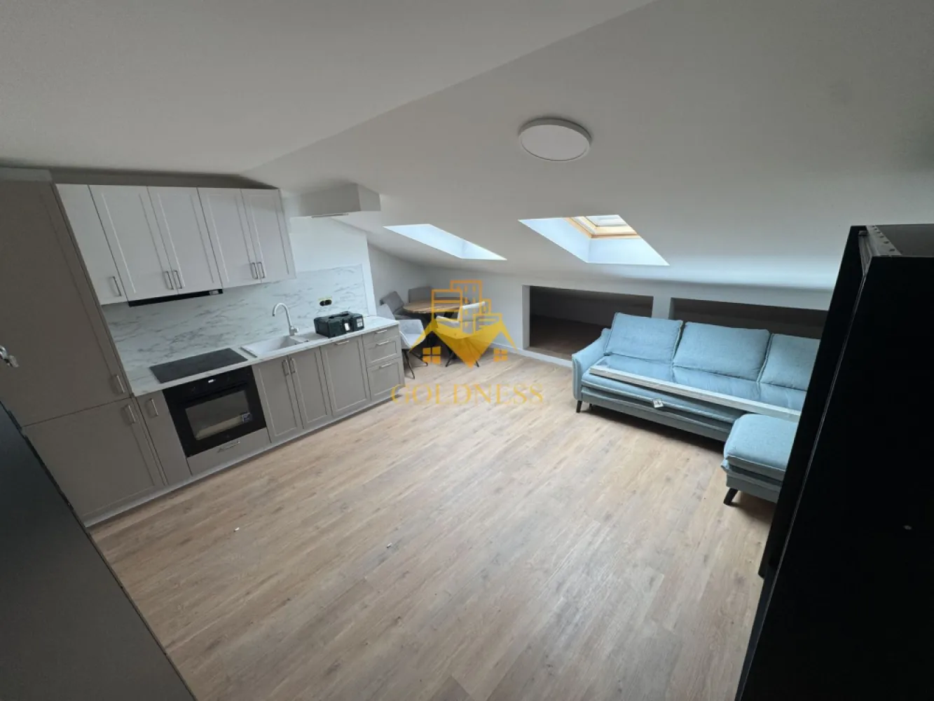 2 camere Modern Bloc Nou Mansarda Cartierul Europa zona Eugen Ionesco - GOLDNESS Imobiliare vă propune spre închiriere un apartament cu 2 camere complet mobilat și utilat, la Mansarda într-un imobil de 4 etaje, în Cartierul .
Dispune de loc de parcare inclusa in pret!
Se află în apropierea stațiilor de transport în comun, magazine, restaurante, spații verzi, farmacii, etc. 

Apartamentul este compartimentat astfel:
 - dormitor cu pat matrimonial, dressing, noptiere
 - living cu bucatarie open space complet utilată și mobilată, canapea extensibilă, loc de servit masa 
 - baie cu cabina de dus, calorifer port prosop și dulap pentru depozitare.

Imobilul este dotat cu toate cele necesare- centrală proprie, frigider, aragaz, hotă, mașină de spălat haine, masina de spalat vase, etc. 

Dacă sunteți interesați de acest apartament și doriți să îl vizionați, dar și pentru alte oferte nu ezitați să ne contactați telefonic sau prin e-mail. Vă stăm la dispoziție!
Pentru intermediere se percepe un comision de 50% din prețul chiriei!