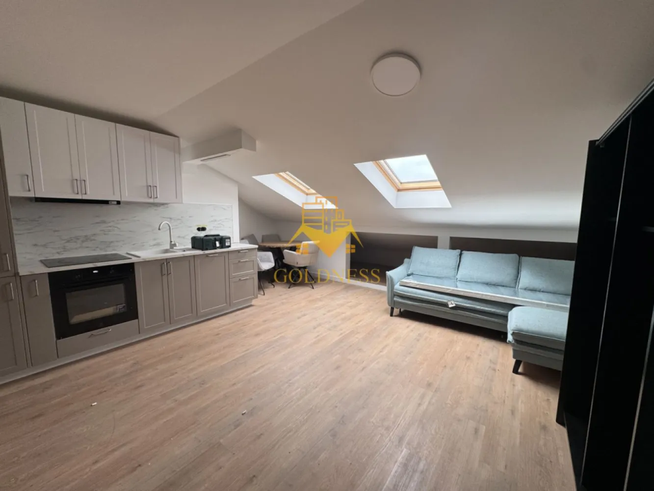 2 camere Modern Bloc Nou Mansarda Cartierul Europa zona Eugen Ionesco - GOLDNESS Imobiliare vă propune spre închiriere un apartament cu 2 camere complet mobilat și utilat, la Mansarda într-un imobil de 4 etaje, în Cartierul .
Dispune de loc de parcare inclusa in pret!
Se află în apropierea stațiilor de transport în comun, magazine, restaurante, spații verzi, farmacii, etc. 

Apartamentul este compartimentat astfel:
 - dormitor cu pat matrimonial, dressing, noptiere
 - living cu bucatarie open space complet utilată și mobilată, canapea extensibilă, loc de servit masa 
 - baie cu cabina de dus, calorifer port prosop și dulap pentru depozitare.

Imobilul este dotat cu toate cele necesare- centrală proprie, frigider, aragaz, hotă, mașină de spălat haine, masina de spalat vase, etc. 

Dacă sunteți interesați de acest apartament și doriți să îl vizionați, dar și pentru alte oferte nu ezitați să ne contactați telefonic sau prin e-mail. Vă stăm la dispoziție!
Pentru intermediere se percepe un comision de 50% din prețul chiriei!