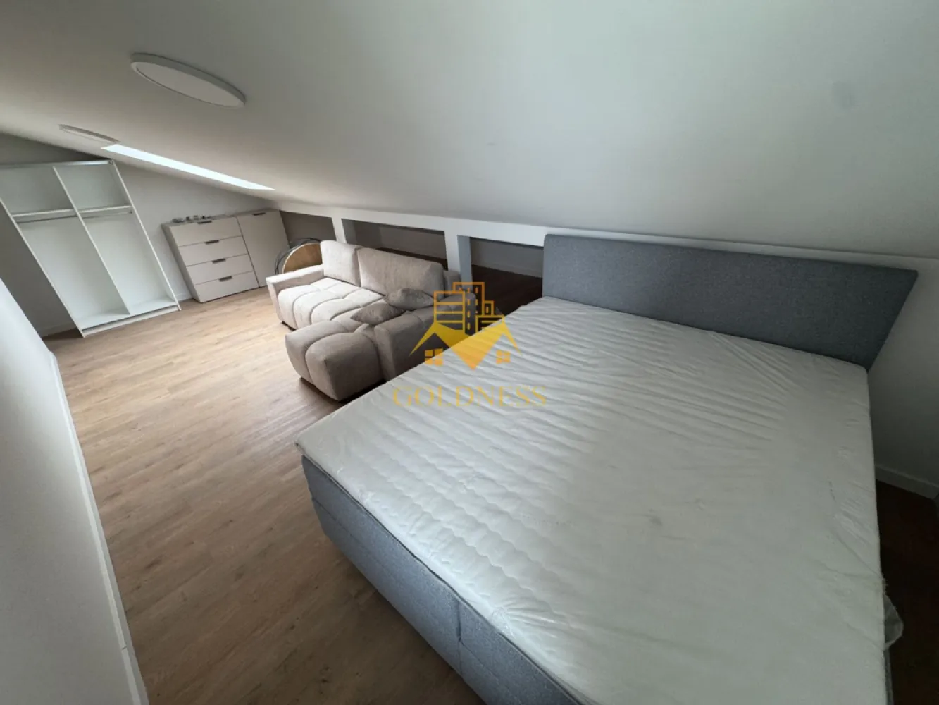 2 camere Modern Bloc Nou Mansarda Cartierul Europa zona Eugen Ionesco - GOLDNESS Imobiliare vă propune spre închiriere un apartament cu 2 camere complet mobilat și utilat, la Mansarda într-un imobil de 4 etaje, în Cartierul .
Dispune de loc de parcare inclusa in pret!
Se află în apropierea stațiilor de transport în comun, magazine, restaurante, spații verzi, farmacii, etc. 

Apartamentul este compartimentat astfel:
 - dormitor cu pat matrimonial, dressing, noptiere
 - living cu bucatarie open space complet utilată și mobilată, canapea extensibilă, loc de servit masa 
 - baie cu cabina de dus, calorifer port prosop și dulap pentru depozitare.

Imobilul este dotat cu toate cele necesare- centrală proprie, frigider, aragaz, hotă, mașină de spălat haine, masina de spalat vase, etc. 

Dacă sunteți interesați de acest apartament și doriți să îl vizionați, dar și pentru alte oferte nu ezitați să ne contactați telefonic sau prin e-mail. Vă stăm la dispoziție!
Pentru intermediere se percepe un comision de 50% din prețul chiriei!