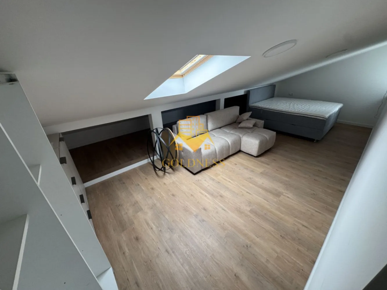 2 camere Modern Bloc Nou Mansarda Cartierul Europa zona Eugen Ionesco - GOLDNESS Imobiliare vă propune spre închiriere un apartament cu 2 camere complet mobilat și utilat, la Mansarda într-un imobil de 4 etaje, în Cartierul .
Dispune de loc de parcare inclusa in pret!
Se află în apropierea stațiilor de transport în comun, magazine, restaurante, spații verzi, farmacii, etc. 

Apartamentul este compartimentat astfel:
 - dormitor cu pat matrimonial, dressing, noptiere
 - living cu bucatarie open space complet utilată și mobilată, canapea extensibilă, loc de servit masa 
 - baie cu cabina de dus, calorifer port prosop și dulap pentru depozitare.

Imobilul este dotat cu toate cele necesare- centrală proprie, frigider, aragaz, hotă, mașină de spălat haine, masina de spalat vase, etc. 

Dacă sunteți interesați de acest apartament și doriți să îl vizionați, dar și pentru alte oferte nu ezitați să ne contactați telefonic sau prin e-mail. Vă stăm la dispoziție!
Pentru intermediere se percepe un comision de 50% din prețul chiriei!