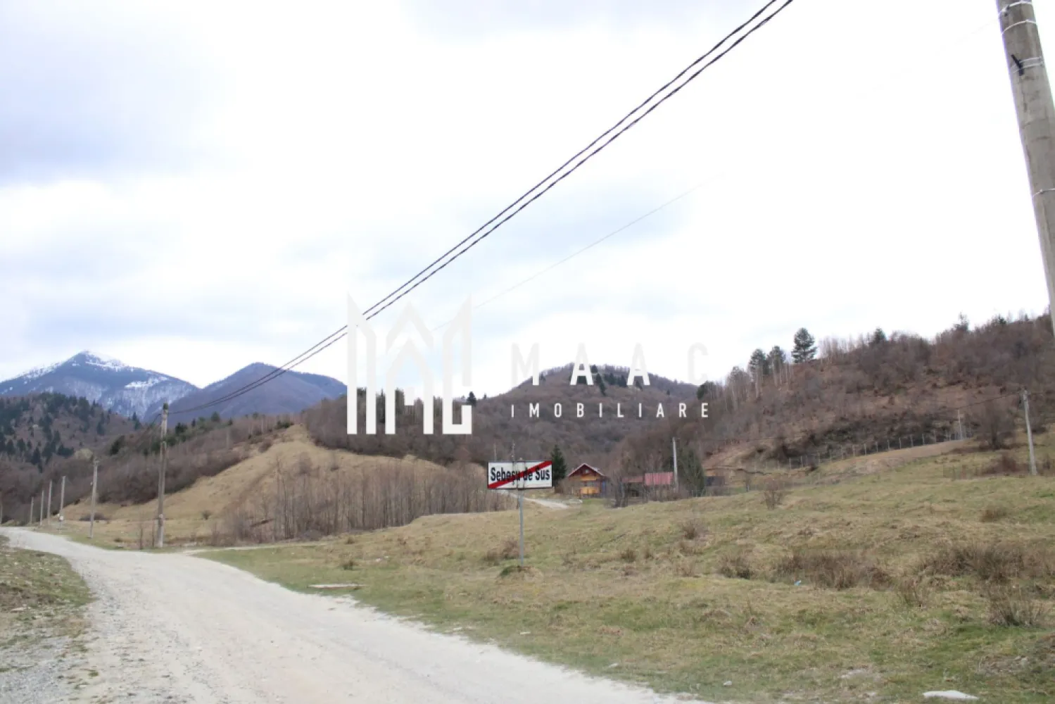 Teren Sebesul de Sus I 1100 mp I facilitati in apropiere - MAAC Imobiliare va propune spre vanzare - Un Pământ al Visurilor: O Fereastră către Eternitate în Inima Transilvaniei
Parcelele sunt dupa cum urmeaza:
- 1 parcelă de 1100 de metri pătrați cu facilități la 50 de metri.
Prețul este aproximativ. Toate parcelele se vor negocia separat cu proprietarul în momentul când CF-ul, intabularea și toate documentele vor fi gata. În prezent sunt la primăria din Racovița spre soluționare.
În inima Transilvaniei, unde dealurile se întind ca o mână verde către zare, se află un teren care nu este doar un lot, ci o fereastră către eternitate. Este amplasatla iesirea din sat spre poteca care urca lin spre Varful Suru, 
Un Loc de Echilibru Perfect
Aici, utilitățile moderne sunt la un pas, iar dezvoltarea înflorește în jur, dar priveliștea rămâne o poveste veche, scrisă de munți și văzduh. Terenul, perfect plan și generos, se întinde pe o lățime de 20 de metri la drum, ca o poartă larg deschisă, și se pierde în adâncime pe 200 de metri, oferind spațiu pentru vise la scară mare. Accesul la DN1 este instantaneu, legând liniștea pastorală a locului de pulsația vibrantă a țării.
Comoara Priveliștii
Dar adevărata comoară stă sus. De pe acest loc, ochiul cuprinde o panoramă care taie răsuflarea. În depărtare, mândri și nepăsători, Munții Făgărașului își înșiră crestele ascuțite împotriva cerului. Vârful Suru pare atât de aproape, încât ai impresia că poți să întinzi mâna și să atingi zăpada veșnică de pe culmile lui. În zori, soarele îmbrățișează culmile în nuanțe de aur și roz, iar în amurg, silueta masivă a munților se decupează în negru profund pe fundalul unei sfârșituri de zi în flăcări.
Mai Mult Decât un Teren
Acest teren nu este doar un loc pentru a construi o casă; este un piedestal pentru a construi o viață. Este un loc unde te poți trezi cu răsăritul în fereastră și unde liniștea de la poalele munților îți șoptește povești de vitejie și frumusețe pură. Este o promisiune: de a te bucura de confortul și conexiunea civilizației, având rețeaua rutieră principală la picior, în timp ce păstrezi, mereu sub ochi, măreția nestemată și liniștea atotcuprinzătoare a Făgărașilor.
MAAC Imobiliare – Construim mai mult decât case, construim legături cu eternitatea.
Pentru a transforma această viziune în realitatea dumneavoastră, vă rugăm să ne contactați telefonic, menționând că ați văzut anunțul cu ID: CP2983808.