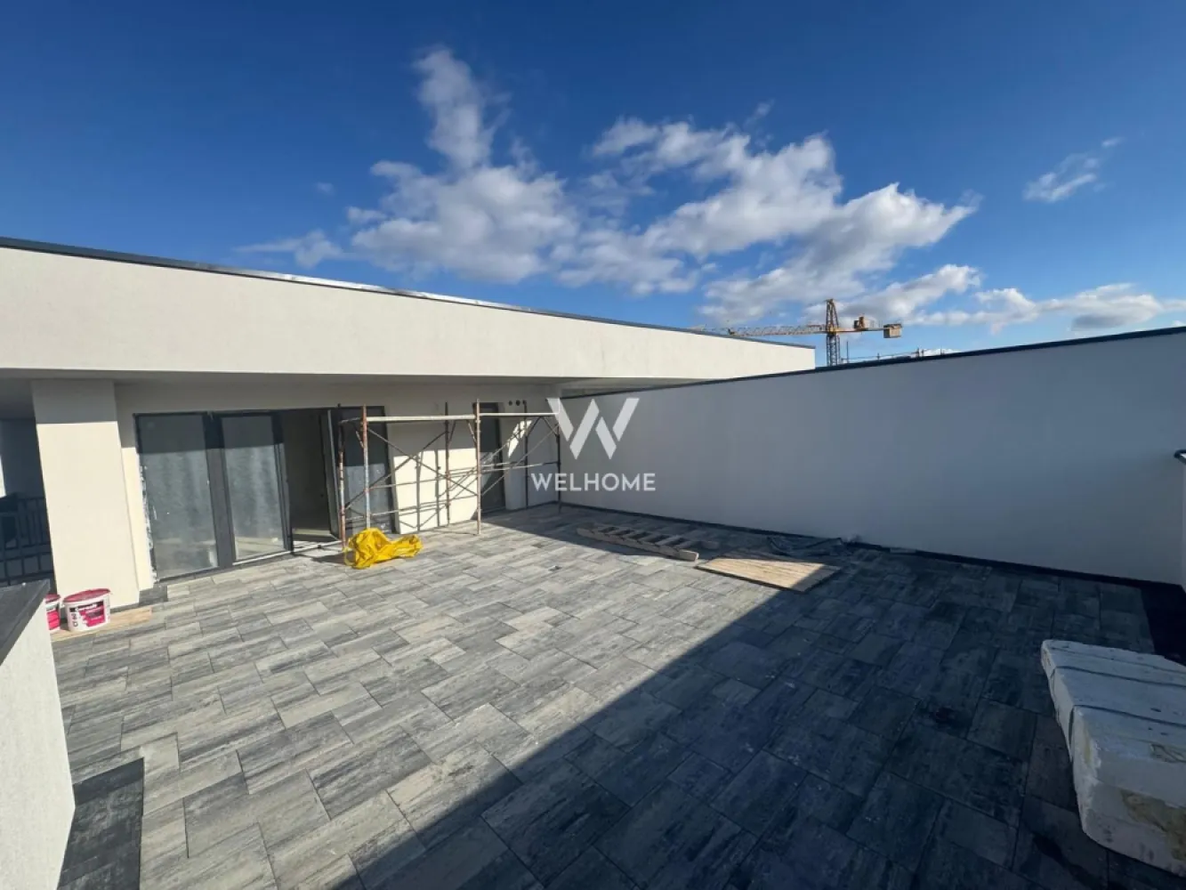Penthouse LA CHEIE, terasa 102 mp,Sibiu - Apartament de tip Penthouse cu 4 camere, bloc nou cu lift

- Localizat in zona Kaufland, Mall, vedere panoramica asupra muntilor si orasului

Suprafata utila: 111 mp utili 
 Terasa: 102 mp utili.

Compartimentare: 
3 dormitoare, living cu zona de dining si bucatarie open space, 2 bai, hol

Predare interior LA CHEIE: centrala termica cu incalzire in pardoseala, geamuri termopan, pereti vopsiti cu lavabila, parchet, instalatii electrice, termice, sanitare si contoare, interfon, usa metalica de intrare, gresie, faianta
Exteriorul se preda LA CHEIE, la fel si casa scarii.
Un loc de parcare inclus in pret 
- Aproape de centrele comerciale, scoli, gradinite, clinici, transport in comun.

PRET: Tva Inclus 
219.600 Euro Semifinisat 
233.200 Euro La Cheie 

Detalii si vizionari: 0752.088.381- Roxana