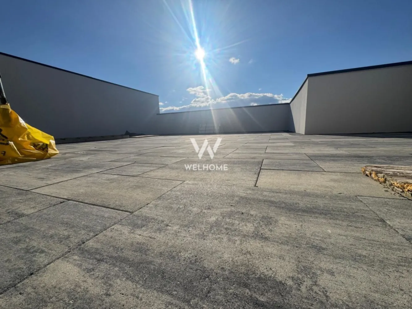 Penthouse LA CHEIE, terasa 102 mp,Sibiu - Apartament de tip Penthouse cu 4 camere, bloc nou cu lift

- Localizat in zona Kaufland, Mall, vedere panoramica asupra muntilor si orasului

Suprafata utila: 111 mp utili 
 Terasa: 102 mp utili.

Compartimentare: 
3 dormitoare, living cu zona de dining si bucatarie open space, 2 bai, hol

Predare interior LA CHEIE: centrala termica cu incalzire in pardoseala, geamuri termopan, pereti vopsiti cu lavabila, parchet, instalatii electrice, termice, sanitare si contoare, interfon, usa metalica de intrare, gresie, faianta
Exteriorul se preda LA CHEIE, la fel si casa scarii.
Un loc de parcare inclus in pret 
- Aproape de centrele comerciale, scoli, gradinite, clinici, transport in comun.

PRET: Tva Inclus 
219.600 Euro Semifinisat 
233.200 Euro La Cheie 

Detalii si vizionari: 0752.088.381- Roxana
