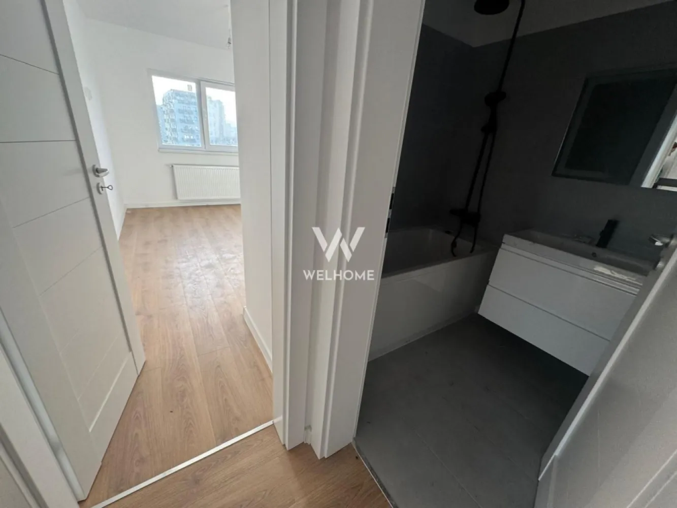 Penthouse LA CHEIE, terasa 102 mp,Sibiu - Apartament de tip Penthouse cu 4 camere, bloc nou cu lift

- Localizat in zona Kaufland, Mall, vedere panoramica asupra muntilor si orasului

Suprafata utila: 111 mp utili 
 Terasa: 102 mp utili.

Compartimentare: 
3 dormitoare, living cu zona de dining si bucatarie open space, 2 bai, hol

Predare interior LA CHEIE: centrala termica cu incalzire in pardoseala, geamuri termopan, pereti vopsiti cu lavabila, parchet, instalatii electrice, termice, sanitare si contoare, interfon, usa metalica de intrare, gresie, faianta
Exteriorul se preda LA CHEIE, la fel si casa scarii.
Un loc de parcare inclus in pret 
- Aproape de centrele comerciale, scoli, gradinite, clinici, transport in comun.

PRET: Tva Inclus 
219.600 Euro Semifinisat 
233.200 Euro La Cheie 

Detalii si vizionari: 0752.088.381- Roxana