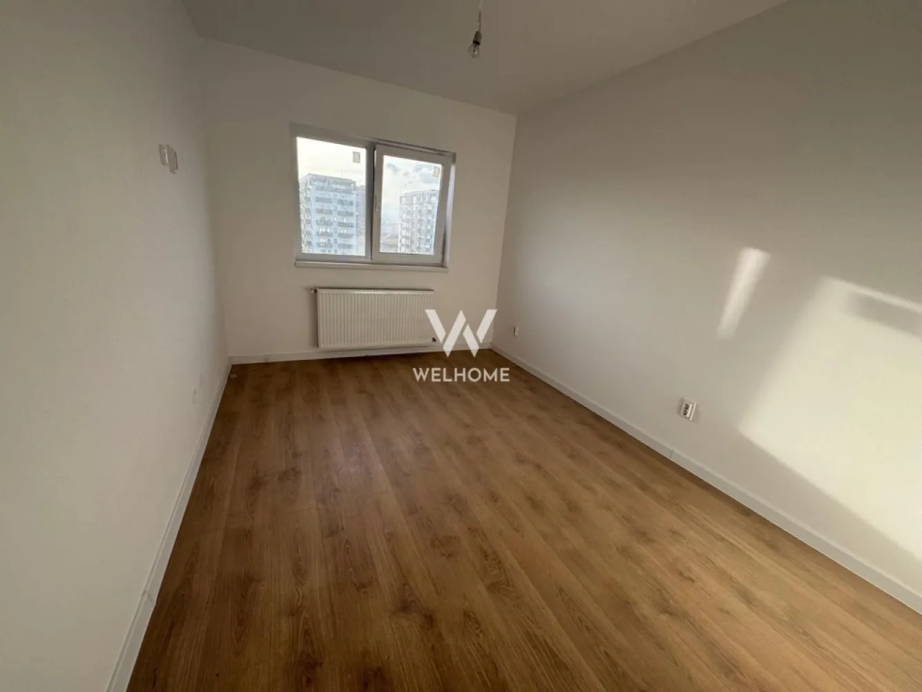 Penthouse LA CHEIE, terasa 102 mp,Sibiu - Apartament de tip Penthouse cu 4 camere, bloc nou cu lift

- Localizat in zona Kaufland, Mall, vedere panoramica asupra muntilor si orasului

Suprafata utila: 111 mp utili 
 Terasa: 102 mp utili.

Compartimentare: 
3 dormitoare, living cu zona de dining si bucatarie open space, 2 bai, hol

Predare interior LA CHEIE: centrala termica cu incalzire in pardoseala, geamuri termopan, pereti vopsiti cu lavabila, parchet, instalatii electrice, termice, sanitare si contoare, interfon, usa metalica de intrare, gresie, faianta
Exteriorul se preda LA CHEIE, la fel si casa scarii.
Un loc de parcare inclus in pret 
- Aproape de centrele comerciale, scoli, gradinite, clinici, transport in comun.

PRET: Tva Inclus 
219.600 Euro Semifinisat 
233.200 Euro La Cheie 

Detalii si vizionari: 0752.088.381- Roxana