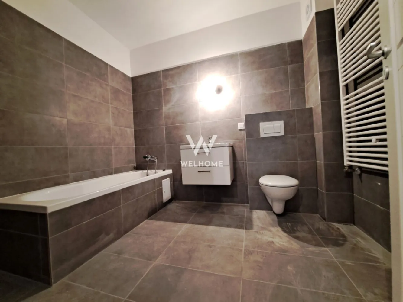 Penthouse LA CHEIE, terasa 102 mp,Sibiu - Apartament de tip Penthouse cu 4 camere, bloc nou cu lift

- Localizat in zona Kaufland, Mall, vedere panoramica asupra muntilor si orasului

Suprafata utila: 111 mp utili 
 Terasa: 102 mp utili.

Compartimentare: 
3 dormitoare, living cu zona de dining si bucatarie open space, 2 bai, hol

Predare interior LA CHEIE: centrala termica cu incalzire in pardoseala, geamuri termopan, pereti vopsiti cu lavabila, parchet, instalatii electrice, termice, sanitare si contoare, interfon, usa metalica de intrare, gresie, faianta
Exteriorul se preda LA CHEIE, la fel si casa scarii.
Un loc de parcare inclus in pret 
- Aproape de centrele comerciale, scoli, gradinite, clinici, transport in comun.

PRET: Tva Inclus 
219.600 Euro Semifinisat 
233.200 Euro La Cheie 

Detalii si vizionari: 0752.088.381- Roxana