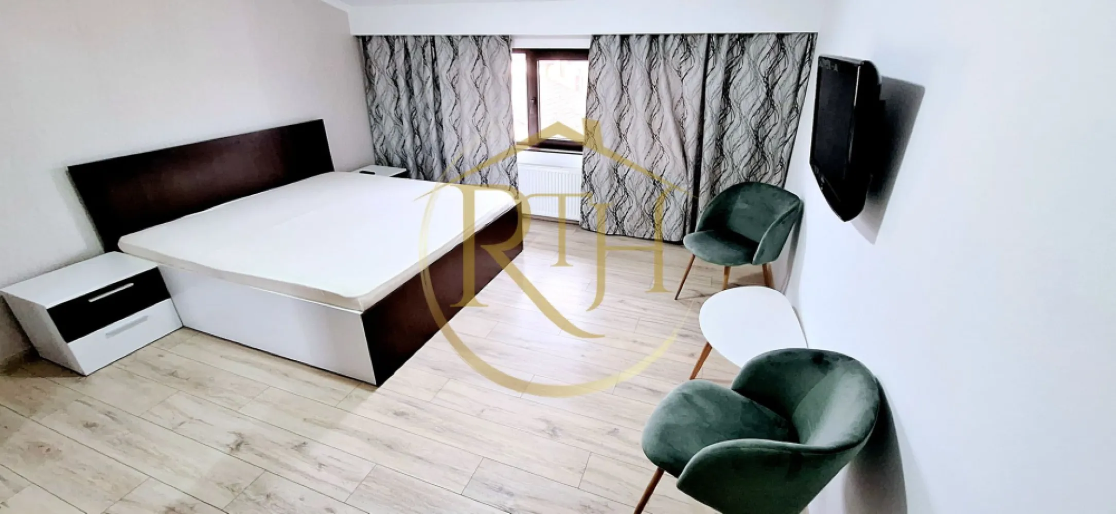 Oferim spre inchiriere apartament cu 3 camere, zona Centrala, Giroc - Închiriere apartament cu 3 camere, spațios și modern, situat în zona Centrala a Giroc, la etajul 2 al unui bloc nou, zonă excelentă, aproape de Primărie, Biserică, Școală, magazine și mijloace de transport în comun.
Locuința este perfect compartimentată și mobilată complet, fiind ideală pentru un cuplu, două fete, doi băieți sau o familie de maximum trei persoane. Dispune de două dormitoare dotate cu paturi matrimoniale confortabile și dulapuri încăpătoare pentru depozitare eficientă. Livingul open space este luminos și aerisit, integrând armonios zona de relaxare cu bucătăria modernă, echipată cu electrocasnice noi: plită electrică, aragaz electric, hotă, frigider și mașină de spălat haine, etc. Baia este prevăzută cu cadă, oferind un plus de confort.
Apartamentul beneficiază de încălzire prin centrală proprie pe gaz și aer condiționat, asigurând astfel confort termic pe tot parcursul anului. De asemenea, locatarii au la dispoziție un loc de parcare în curtea privată a blocului, facilitând accesul rapid și sigur.
Se închiriază exclusiv pentru persoane adulte, fără c0pii mici și fără @nimale de c0mpanie. 

Prețul chiriei este de 380 euro/lună, cu garanție în valoare de 380 euro și comision agenție.
Proprietate reprezentată de RealTimHouse.ro – Un pas spre un loc doar al tău!