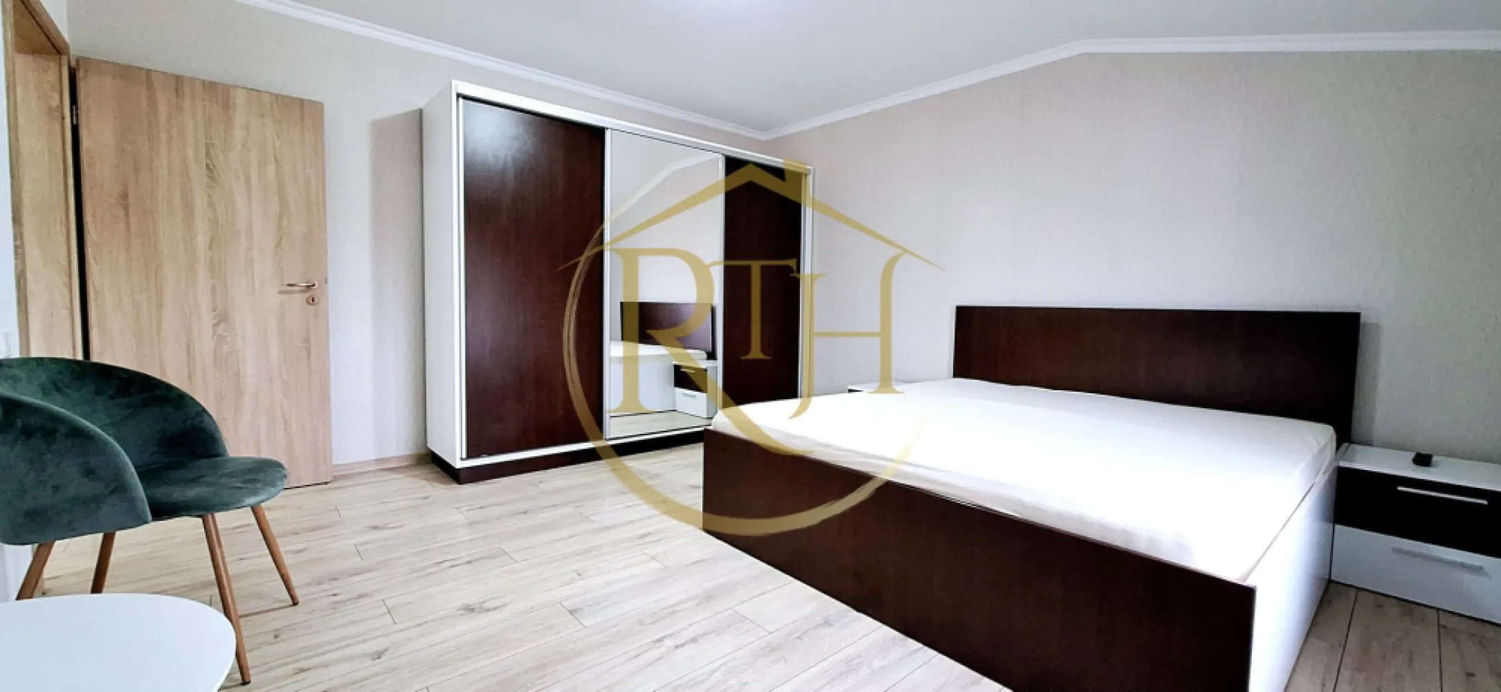 Oferim spre inchiriere apartament cu 3 camere, zona Centrala, Giroc - Închiriere apartament cu 3 camere, spațios și modern, situat în zona Centrala a Giroc, la etajul 2 al unui bloc nou, zonă excelentă, aproape de Primărie, Biserică, Școală, magazine și mijloace de transport în comun.
Locuința este perfect compartimentată și mobilată complet, fiind ideală pentru un cuplu, două fete, doi băieți sau o familie de maximum trei persoane. Dispune de două dormitoare dotate cu paturi matrimoniale confortabile și dulapuri încăpătoare pentru depozitare eficientă. Livingul open space este luminos și aerisit, integrând armonios zona de relaxare cu bucătăria modernă, echipată cu electrocasnice noi: plită electrică, aragaz electric, hotă, frigider și mașină de spălat haine, etc. Baia este prevăzută cu cadă, oferind un plus de confort.
Apartamentul beneficiază de încălzire prin centrală proprie pe gaz și aer condiționat, asigurând astfel confort termic pe tot parcursul anului. De asemenea, locatarii au la dispoziție un loc de parcare în curtea privată a blocului, facilitând accesul rapid și sigur.
Se închiriază exclusiv pentru persoane adulte, fără c0pii mici și fără @nimale de c0mpanie. 

Prețul chiriei este de 380 euro/lună, cu garanție în valoare de 380 euro și comision agenție.
Proprietate reprezentată de RealTimHouse.ro – Un pas spre un loc doar al tău!