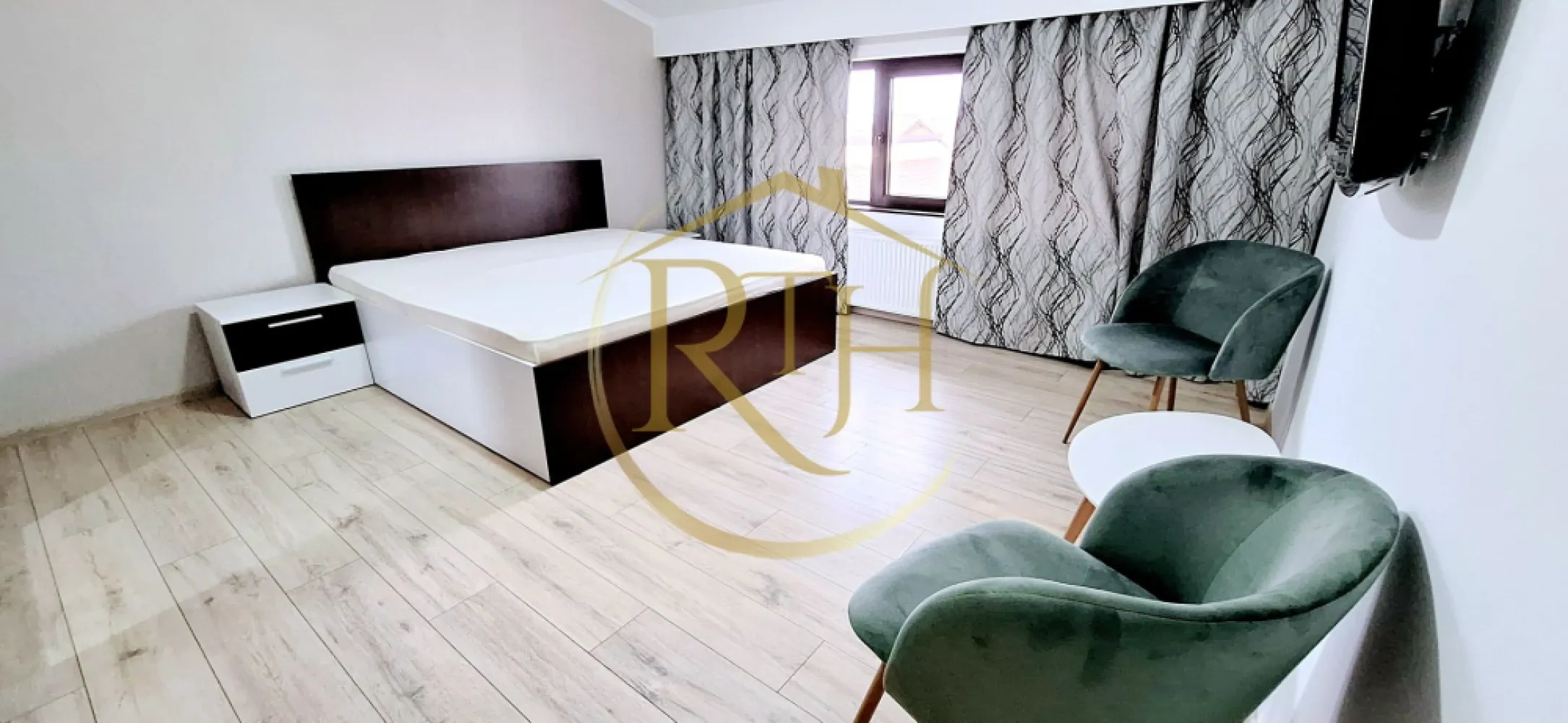 Oferim spre inchiriere apartament cu 3 camere, zona Centrala, Giroc - Închiriere apartament cu 3 camere, spațios și modern, situat în zona Centrala a Giroc, la etajul 2 al unui bloc nou, zonă excelentă, aproape de Primărie, Biserică, Școală, magazine și mijloace de transport în comun.
Locuința este perfect compartimentată și mobilată complet, fiind ideală pentru un cuplu, două fete, doi băieți sau o familie de maximum trei persoane. Dispune de două dormitoare dotate cu paturi matrimoniale confortabile și dulapuri încăpătoare pentru depozitare eficientă. Livingul open space este luminos și aerisit, integrând armonios zona de relaxare cu bucătăria modernă, echipată cu electrocasnice noi: plită electrică, aragaz electric, hotă, frigider și mașină de spălat haine, etc. Baia este prevăzută cu cadă, oferind un plus de confort.
Apartamentul beneficiază de încălzire prin centrală proprie pe gaz și aer condiționat, asigurând astfel confort termic pe tot parcursul anului. De asemenea, locatarii au la dispoziție un loc de parcare în curtea privată a blocului, facilitând accesul rapid și sigur.
Se închiriază exclusiv pentru persoane adulte, fără c0pii mici și fără @nimale de c0mpanie. 

Prețul chiriei este de 380 euro/lună, cu garanție în valoare de 380 euro și comision agenție.
Proprietate reprezentată de RealTimHouse.ro – Un pas spre un loc doar al tău!