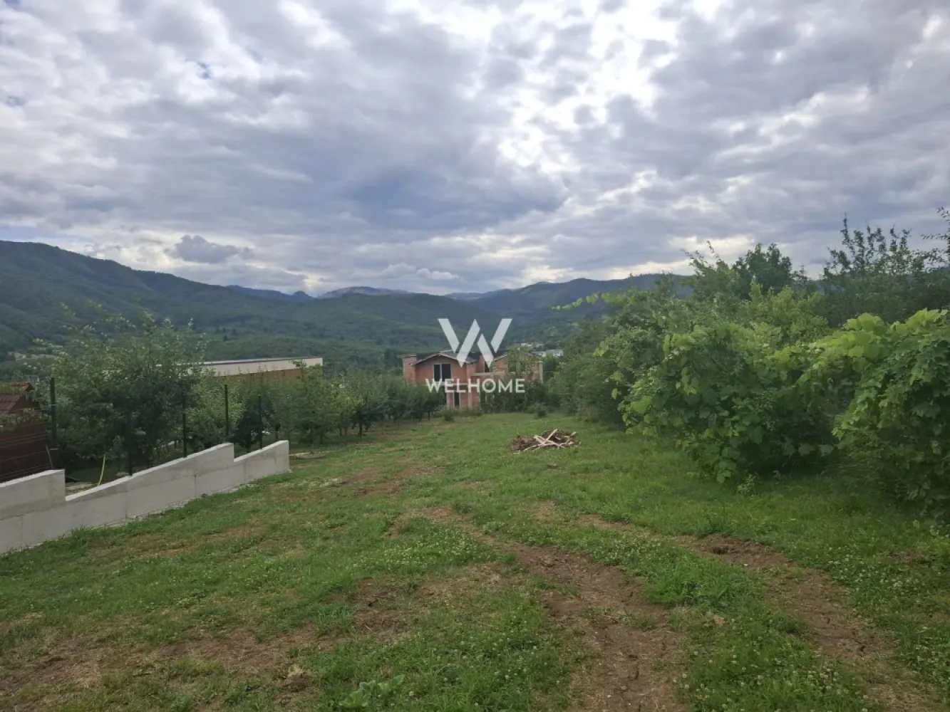 Teren intravilan de vânzare în Cisnădioara – 940 mp - Vă propun spre vânzare un teren intravilan cu suprafața de 940 mp, cu proiect și autorizație de construire, situat pe strada Mărului, în Cisnădioara – una dintre cele mai apreciate zone rezidențiale din apropierea Sibiului.

Proprietatea este ideală pentru construirea unei locuințe individuale, beneficiind deja de proiect și autorizație de construire, astfel încât viitorul proprietar poate începe lucrările fără întârzieri.

Avantaje:

* Teren intravilan pentru construcții
* Suprafață: 940 mp
* Proiect de casă și autorizație de construire incluse
* Toate utilitățile la teren: apă, canalizare, gaz și curent
* Zonă liniștită, exclusiv de case
* Acces rapid către Sibiu
* Ideal pentru construirea unei locuințe într-un cadru verde și retras

O proprietate potrivită pentru cei care își doresc să construiască într-o zonă premium, cu infrastructură completă și toate documentele pregătite.

Preț: 150 €/mp