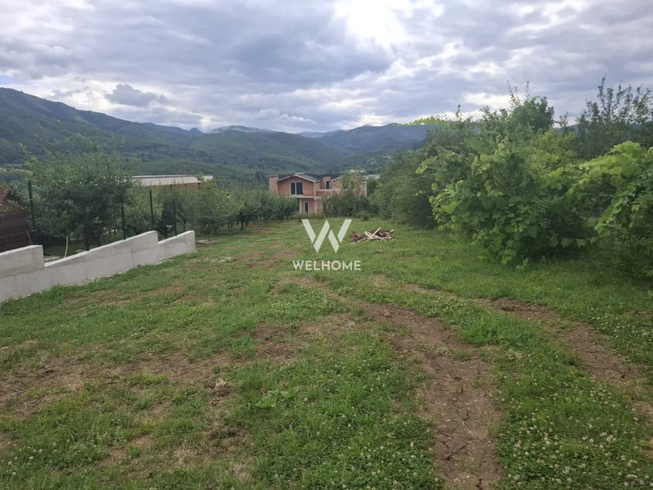 Teren intravilan de vânzare în Cisnădioara – 940 mp - Vă propun spre vânzare un teren intravilan cu suprafața de 940 mp, cu proiect și autorizație de construire, situat pe strada Mărului, în Cisnădioara – una dintre cele mai apreciate zone rezidențiale din apropierea Sibiului.

Proprietatea este ideală pentru construirea unei locuințe individuale, beneficiind deja de proiect și autorizație de construire, astfel încât viitorul proprietar poate începe lucrările fără întârzieri.

Avantaje:

* Teren intravilan pentru construcții
* Suprafață: 940 mp
* Proiect de casă și autorizație de construire incluse
* Toate utilitățile la teren: apă, canalizare, gaz și curent
* Zonă liniștită, exclusiv de case
* Acces rapid către Sibiu
* Ideal pentru construirea unei locuințe într-un cadru verde și retras

O proprietate potrivită pentru cei care își doresc să construiască într-o zonă premium, cu infrastructură completă și toate documentele pregătite.

Preț: 150 €/mp