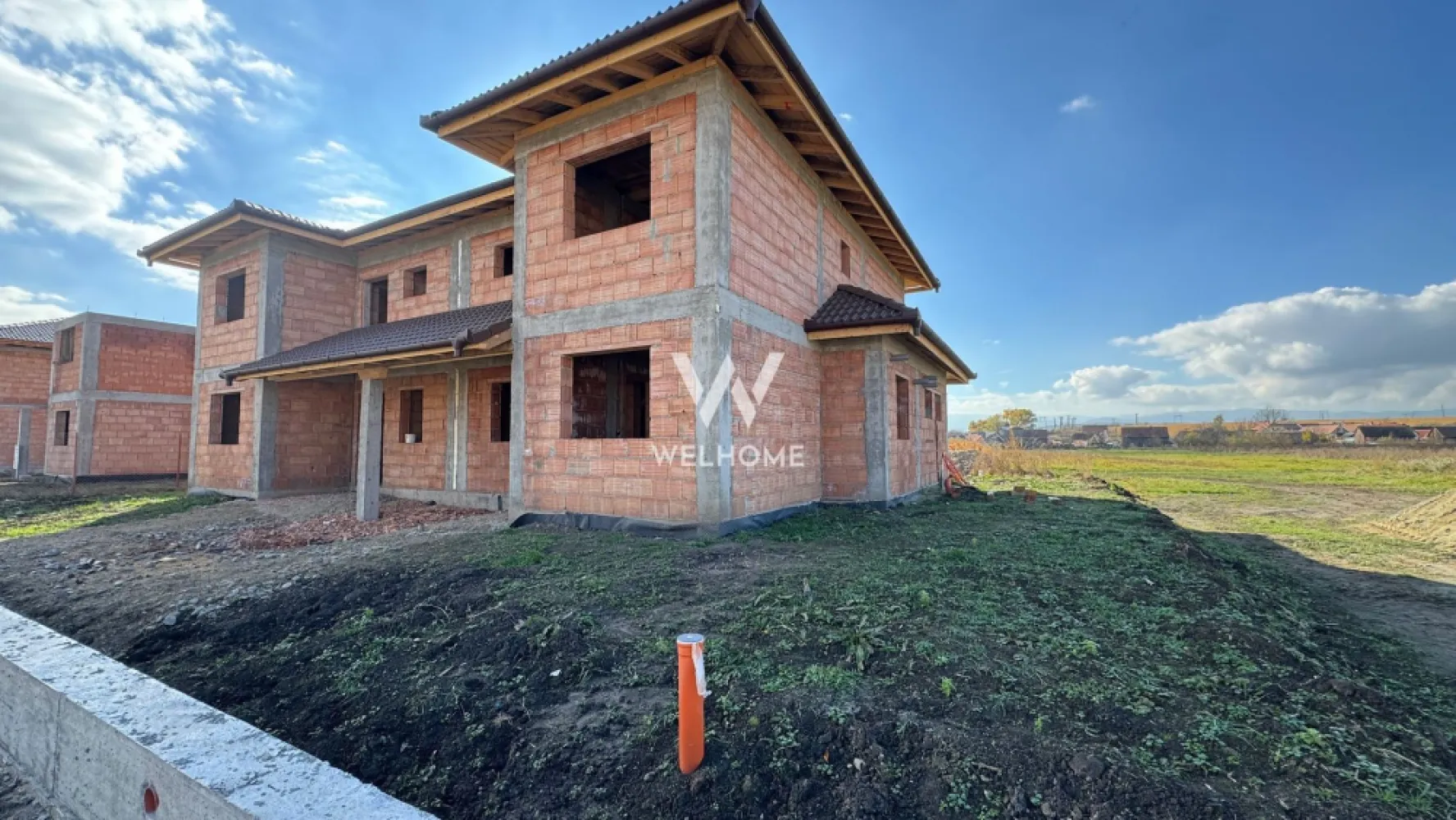 Duplex spatios Sura Mica, Sibiu - DIRECT DEZVOLTATOR. 
Casa tip duplex construita pe un teren de 300 de mp cu o suprafata utila de 118 mp compartimentata astfel:

Parter: hol generos, baie, o camera de aproximativ 11 mp(birou sau dormitor), bucataria cu posibilitatea de a se inchide sau a se pastra deschisa,camara sau camera tehnica, living de 24 mp cu zona de dining si iesire in curte.
Etaj: 3 dormitoare dintre care unul cu baie proprie si o baia mare .
Curte libera de aprox 240mp.

Interiorul se preda la gri- glet , sape trase , instalatia pentru incalzirea in pardoseala , termopane Salamander cu 3 foi de sticla 
pod izolat , iar acoperisul cu tigla bramac.
Exteriorul la cheie , case se preda cu gard si pavaj ,in curte fiind suficient spatiu pentru a parca 2 masini , pentru zona de barbeque si zona de relaxare .

Pozitionare centrala in Sura Mica, cu acced facil catre magazine, autobuze, nod autostrada. Locuita ideala pentru familie sau pentru investitie. 
Ultimele doua unitati disponibile. Toate utilitatile : gaz , curent, canalizare

Pret: 180000 Euro , cash sau credit bancar 
Detalii si vizionari: 0752.088.381- Roxana