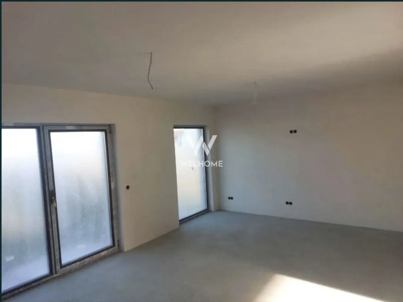 Duplex spatios Sura Mica, Sibiu - DIRECT DEZVOLTATOR. 
Casa tip duplex construita pe un teren de 300 de mp cu o suprafata utila de 118 mp compartimentata astfel:

Parter: hol generos, baie, o camera de aproximativ 11 mp(birou sau dormitor), bucataria cu posibilitatea de a se inchide sau a se pastra deschisa,camara sau camera tehnica, living de 24 mp cu zona de dining si iesire in curte.
Etaj: 3 dormitoare dintre care unul cu baie proprie si o baia mare .
Curte libera de aprox 240mp.

Interiorul se preda la gri- glet , sape trase , instalatia pentru incalzirea in pardoseala , termopane Salamander cu 3 foi de sticla 
pod izolat , iar acoperisul cu tigla bramac.
Exteriorul la cheie , case se preda cu gard si pavaj ,in curte fiind suficient spatiu pentru a parca 2 masini , pentru zona de barbeque si zona de relaxare .

Pozitionare centrala in Sura Mica, cu acced facil catre magazine, autobuze, nod autostrada. Locuita ideala pentru familie sau pentru investitie. 
Ultimele doua unitati disponibile. Toate utilitatile : gaz , curent, canalizare

Pret: 180000 Euro , cash sau credit bancar 
Detalii si vizionari: 0752.088.381- Roxana