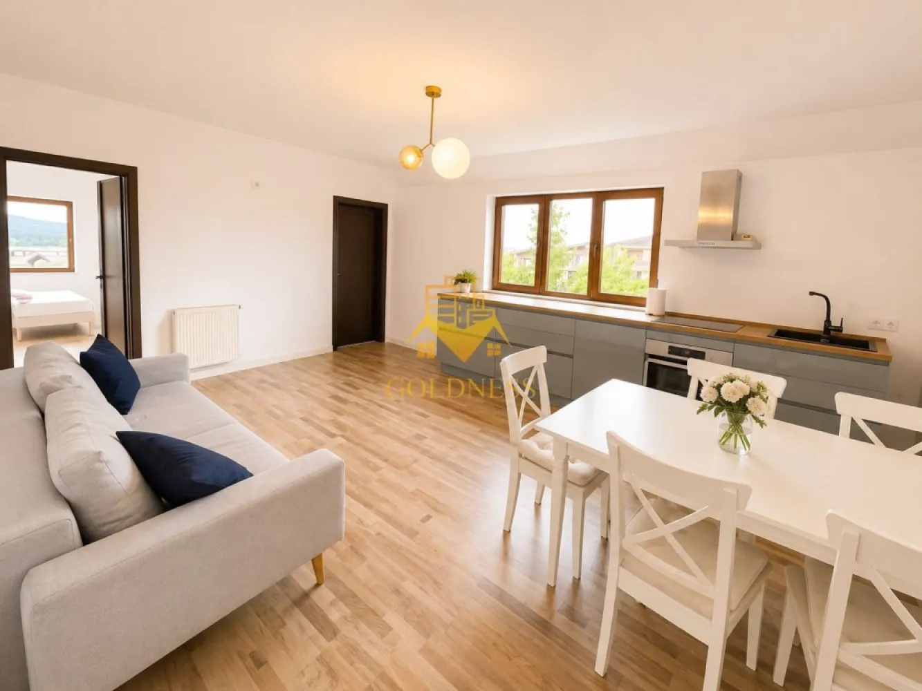 3 camere Openspace, Zorilor, UMF, UTCN, Profi, Eugen Ionesco, Waldorf - Goldnessimobiliare va propune spre închiriere un apartament situat într-o zonă liniștită din Zorilor, pe o stradă cu trafic extrem de redus. Cu o suprafață utilă de 80 mp și orientare est–vest–nord, locuința beneficiază de lumină naturală, oferind un view spectaculos asupra cartierelor învecinate și apusuri deosebite.

Compartimentare și spațiu interior:
- Living generos cu bucătărie open-space și canapea extensibilă
- Posibilitatea amenajării unui bar modern în locul mesei
- Dormitor matrimonial cu dressing
- Al doilea dormitor ideal pentru birou sau cameră de copil
- Baie cu cadă
- Pod pentru depozitare suplimentară

Facilități și dotări:
- Centrală proprie și electrocasnice complete (mașină de spălat, frigider, plită electrică, hotă etc.)
- Loc de parcare dedicat
-Camara

Exterior și comunitate:
- Curte cu doar 8 apartamente
- Loc de joacă pentru copii (trambulină)
- Zonă de grătar
- Mediu sigur și prietenos pentru familii

Localizare și acces:
- Aproape de stații de transport în comun
- Acces rapid la magazine, restaurante, farmacii și spații verzi

Important: pretul nu include locul de parcare. Acesta poate fi inchiriat la pretul de 50euro.

Pretul afisat este negociabil.
Pentru intermediere se percepe comision de 50%!