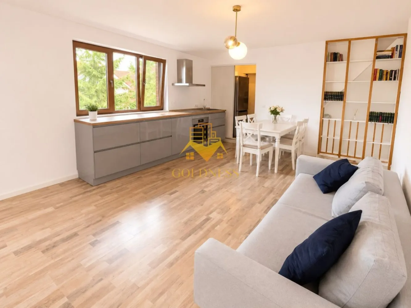 3 camere Openspace, Zorilor, UMF, UTCN, Profi, Eugen Ionesco, Waldorf - Goldnessimobiliare va propune spre închiriere un apartament situat într-o zonă liniștită din Zorilor, pe o stradă cu trafic extrem de redus. Cu o suprafață utilă de 80 mp și orientare est–vest–nord, locuința beneficiază de lumină naturală, oferind un view spectaculos asupra cartierelor învecinate și apusuri deosebite.

Compartimentare și spațiu interior:
- Living generos cu bucătărie open-space și canapea extensibilă
- Posibilitatea amenajării unui bar modern în locul mesei
- Dormitor matrimonial cu dressing
- Al doilea dormitor ideal pentru birou sau cameră de copil
- Baie cu cadă
- Pod pentru depozitare suplimentară

Facilități și dotări:
- Centrală proprie și electrocasnice complete (mașină de spălat, frigider, plită electrică, hotă etc.)
- Loc de parcare dedicat
-Camara

Exterior și comunitate:
- Curte cu doar 8 apartamente
- Loc de joacă pentru copii (trambulină)
- Zonă de grătar
- Mediu sigur și prietenos pentru familii

Localizare și acces:
- Aproape de stații de transport în comun
- Acces rapid la magazine, restaurante, farmacii și spații verzi

Important: pretul nu include locul de parcare. Acesta poate fi inchiriat la pretul de 50euro.

Pretul afisat este negociabil.
Pentru intermediere se percepe comision de 50%!