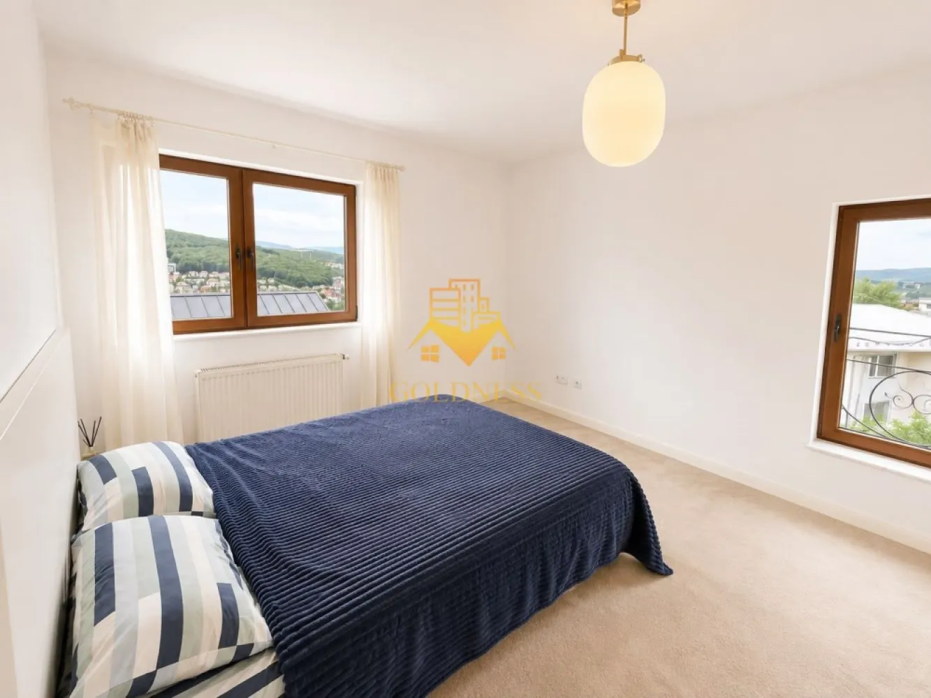 3 camere Openspace, Zorilor, UMF, UTCN, Profi, Eugen Ionesco, Waldorf - Goldnessimobiliare va propune spre închiriere un apartament situat într-o zonă liniștită din Zorilor, pe o stradă cu trafic extrem de redus. Cu o suprafață utilă de 80 mp și orientare est–vest–nord, locuința beneficiază de lumină naturală, oferind un view spectaculos asupra cartierelor învecinate și apusuri deosebite.

Compartimentare și spațiu interior:
- Living generos cu bucătărie open-space și canapea extensibilă
- Posibilitatea amenajării unui bar modern în locul mesei
- Dormitor matrimonial cu dressing
- Al doilea dormitor ideal pentru birou sau cameră de copil
- Baie cu cadă
- Pod pentru depozitare suplimentară

Facilități și dotări:
- Centrală proprie și electrocasnice complete (mașină de spălat, frigider, plită electrică, hotă etc.)
- Loc de parcare dedicat
-Camara

Exterior și comunitate:
- Curte cu doar 8 apartamente
- Loc de joacă pentru copii (trambulină)
- Zonă de grătar
- Mediu sigur și prietenos pentru familii

Localizare și acces:
- Aproape de stații de transport în comun
- Acces rapid la magazine, restaurante, farmacii și spații verzi

Important: pretul nu include locul de parcare. Acesta poate fi inchiriat la pretul de 50euro.

Pretul afisat este negociabil.
Pentru intermediere se percepe comision de 50%!