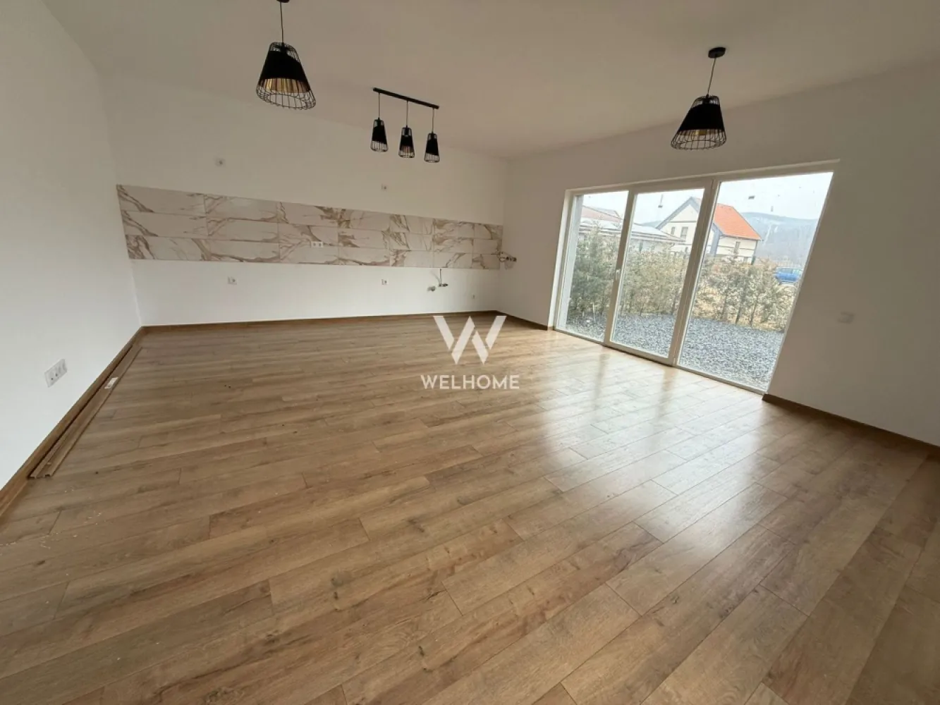 Casa Noua pe Parter - LA CHEIE - Sibiu, Talmaciu - Casa de tip duplex, ansamblu rezidential, case noi, zona in dezvoltare - Talmaciu, Sibiu

- Proiect nou, realizat doar pe plan parter, pentru cei care doresc acest tip de confort
- Casele sunt localizate in zona Campul Cibinului, cu acces din DN1 si autostrada
- Teren alocat unei case - 235 mp, deschiderea la strada fiind 10 m
- Casa are 67 mp utili si cuprinde: hol, debara, living cu bucatarie, 2 dormitoare si 2 bai
- Curtea ofera spatiu pentru 2 autoturisme, in partea din fata, zona din spate fiind dedicata relaxarii
- Casa se preda imediat, Finisata LA CHEIE racorduri utilitati si instalatii electrice, inclusiv trifazic, usa intrare, ferestre termopan, incalzire in pardoseala. 
-Pompa de caldura/centrala pe curent nu este inclusa in pret.
- Exterior finisat " la cheie" - izolatie de 10 si tencuiala decorativa, acoperis tigla, curtea partial pavata si imprejmuita 
Spune " ACASA" noului tau camin, alegand una dintre casele disponibile!

PRET VANZARE: 125000 Euro.

Cele mai noi locuinte le gasesti pe welhome.ro