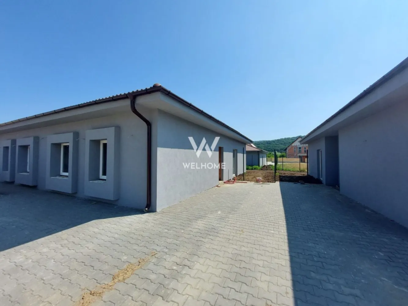 Casa Noua pe Parter - LA CHEIE - Sibiu, Talmaciu - Casa de tip duplex, ansamblu rezidential, case noi, zona in dezvoltare - Talmaciu, Sibiu

- Proiect nou, realizat doar pe plan parter, pentru cei care doresc acest tip de confort
- Casele sunt localizate in zona Campul Cibinului, cu acces din DN1 si autostrada
- Teren alocat unei case - 235 mp, deschiderea la strada fiind 10 m
- Casa are 67 mp utili si cuprinde: hol, debara, living cu bucatarie, 2 dormitoare si 2 bai
- Curtea ofera spatiu pentru 2 autoturisme, in partea din fata, zona din spate fiind dedicata relaxarii
- Casa se preda imediat, Finisata LA CHEIE racorduri utilitati si instalatii electrice, inclusiv trifazic, usa intrare, ferestre termopan, incalzire in pardoseala. 
-Pompa de caldura/centrala pe curent nu este inclusa in pret.
- Exterior finisat " la cheie" - izolatie de 10 si tencuiala decorativa, acoperis tigla, curtea partial pavata si imprejmuita 
Spune " ACASA" noului tau camin, alegand una dintre casele disponibile!

PRET VANZARE: 125000 Euro.

Cele mai noi locuinte le gasesti pe welhome.ro
