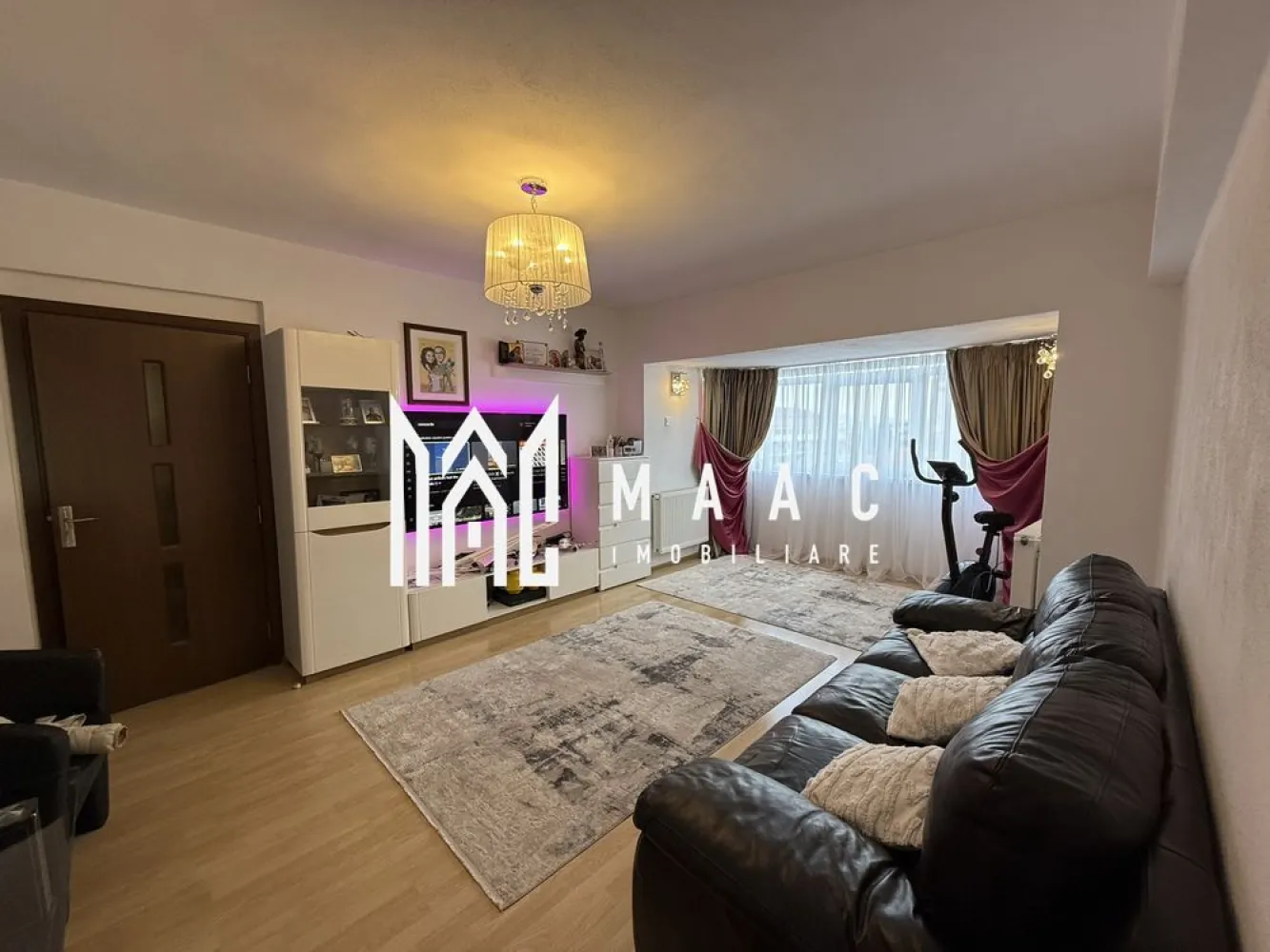 Apartament 3 Camere | 68Mp | Zona Turnișor - MAAC Imobiliare vă propune spre vânzare un apartament cu 3 camere, situat în zona Turnișor – Șoseaua Alba Iulia, Sibiu. Proprietatea este ideală pentru o familie, oferind liniște, confort și spațiu generos.

Detalii generale

Suprafață: 68 mp

Etaj: 4/7 – bloc dotat cu lift

Zonă excelentă, cu acces imediat la puncte de interes

La parterul blocului se regăsesc:

 stație Tursib | Simpa, Profi, Trans Agape, La Doi Pași | farmacii | bănci | grădiniță
 La doar 20 de minute de mers pe jos de centrul orașului.

 Compartimentare

3 camere

Bucătărie închisă, mobilată și utilată

2 băi (una cu cadă, una de serviciu)

Spațiu de depozitare

Pivniță inclusă

 Dotări & Finisaje

Centrală termică proprie

Geamuri termopan

Orientare favorabilă – apartament luminos

Se vinde complet mobilat, mobilier realizat la comandă

 Electrocasnice incluse

Plită, cuptor electric, hotă, cuptor cu microunde, combină frigorifică, fripteuză, grill electric, espressor cafea, robot de bucătărie, storcător de fructe, prăjitor de pâine, mașină de spălat vase, mașină de spălat rufe + uscător, aer condiționat, smart TV în fiecare cameră.

 Avantaje

Apartament foarte bine întreținut

Locuibil imediat, fără necesitatea unor renovări

Amplasare într-o zonă liniștită și accesibilă

Pentru mai multe detalii sau pentru a programa o vizionare, vă rugăm să ne contactați, specificând ID:CP2825733