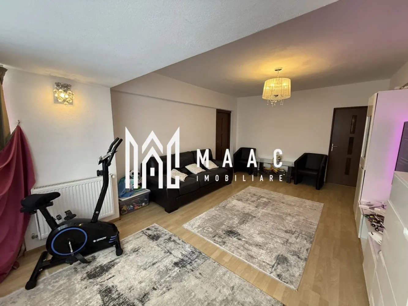 Apartament 3 Camere | 68Mp | Zona Turnișor - MAAC Imobiliare vă propune spre vânzare un apartament cu 3 camere, situat în zona Turnișor – Șoseaua Alba Iulia, Sibiu. Proprietatea este ideală pentru o familie, oferind liniște, confort și spațiu generos.

Detalii generale

Suprafață: 68 mp

Etaj: 4/7 – bloc dotat cu lift

Zonă excelentă, cu acces imediat la puncte de interes

La parterul blocului se regăsesc:

 stație Tursib | Simpa, Profi, Trans Agape, La Doi Pași | farmacii | bănci | grădiniță
 La doar 20 de minute de mers pe jos de centrul orașului.

 Compartimentare

3 camere

Bucătărie închisă, mobilată și utilată

2 băi (una cu cadă, una de serviciu)

Spațiu de depozitare

Pivniță inclusă

 Dotări & Finisaje

Centrală termică proprie

Geamuri termopan

Orientare favorabilă – apartament luminos

Se vinde complet mobilat, mobilier realizat la comandă

 Electrocasnice incluse

Plită, cuptor electric, hotă, cuptor cu microunde, combină frigorifică, fripteuză, grill electric, espressor cafea, robot de bucătărie, storcător de fructe, prăjitor de pâine, mașină de spălat vase, mașină de spălat rufe + uscător, aer condiționat, smart TV în fiecare cameră.

 Avantaje

Apartament foarte bine întreținut

Locuibil imediat, fără necesitatea unor renovări

Amplasare într-o zonă liniștită și accesibilă

Pentru mai multe detalii sau pentru a programa o vizionare, vă rugăm să ne contactați, specificând ID:CP2825733