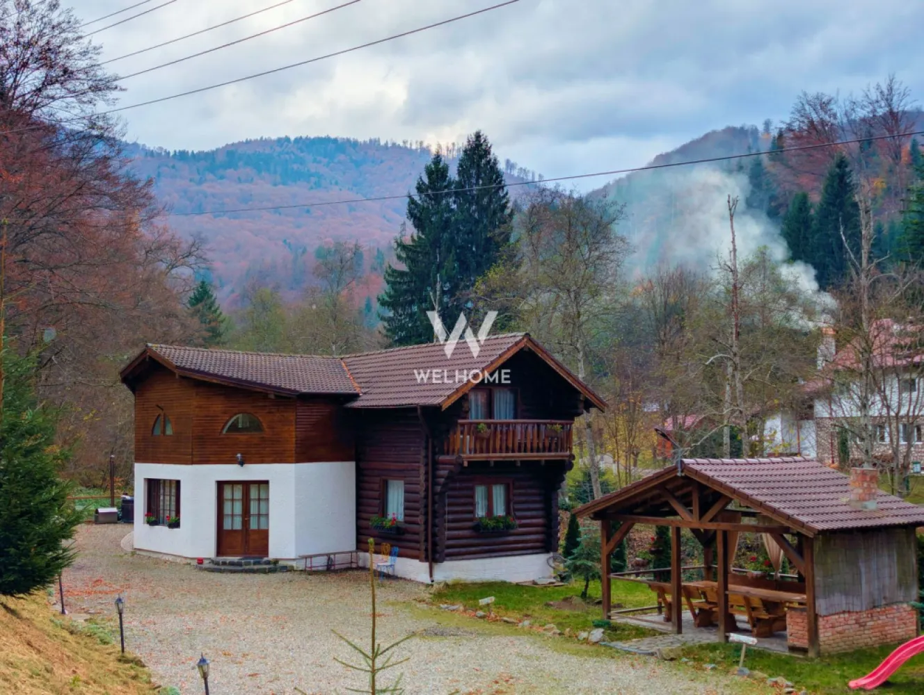 Cabana / Casa de vacanta pe Transfagarasan - Sibiu - Cabana "Rustic Balea"
Această proprietate este o casă de vacanță tip cabană construită predominant din lemn masiv rotund, oferind un refugiu montan ideal pentru grupuri mari. Cabana are o capacitate optimă de cazare de opt persoane, fiind dotată cu patru dormitoare matrimoniale. Un avantaj major pentru confortul oaspeților este faptul că fiecare dormitor beneficiază de baie proprie, modern utilată cu cabină de duș.

Spațiul de zi este extrem de generos, incluzând un living spațios cu tavan înalt, unde domină bârnele de lemn. Aici se găsesc o zonă de relaxare cu canapele amplasată lângă un șemineu tradițional din cărămidă și o masă lungă, din lemn masiv, pentru servit masa. Bucătăria interioară este complet utilată, integrată armonios în living, remarcându-se prin mobilierul vopsit în verde salvie.

În ceea ce privește materialele, cabana utilizează bârne groase, rotunde, din lemn masiv pentru structura principală și pereții interiori, conferind o estetică autentică de log cabin și o izolare excelentă. Pardoseala combină plăcut dușumeaua de lemn din dormitoare cu cărămida sau piatra arsă din living.

Pentru relaxare, cabana oferă facilități de wellness de lux: pe terasa exterioară, cu vedere directă la râu, se află un ciubăr (hot tub) din lemn. Lângă ciubăr, o saună privată interioară completează zona SPA. În exterior, există un foișor acoperit cu masă și bănci rustice, dotat cu o zonă de grătar din cărămidă.

Cadrul natural este de vis, proprietatea fiind situată pe malul unui râu de munte, la poalele muntilor Fagaras. Datorită poziționării sale strategice, cabana servește ca punct de bază ideal pentru explorarea zonei Transfăgărășanului (DN7C).

Cabana/casa de vacanta este listata pe site-urile cu profil turistic fiind foarte cautata si apreciata.

Pret: 299.000 euro.
Comision cumparator 2% + TVA.