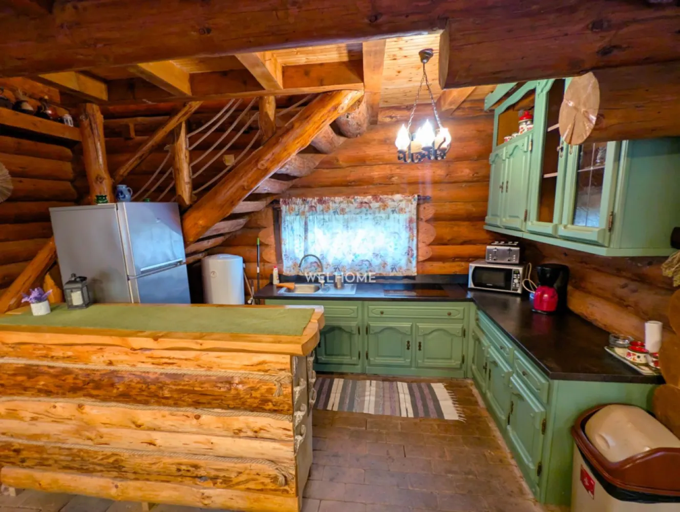 Cabana / Casa de vacanta pe Transfagarasan - Sibiu - Cabana "Rustic Balea"
Această proprietate este o casă de vacanță tip cabană construită predominant din lemn masiv rotund, oferind un refugiu montan ideal pentru grupuri mari. Cabana are o capacitate optimă de cazare de opt persoane, fiind dotată cu patru dormitoare matrimoniale. Un avantaj major pentru confortul oaspeților este faptul că fiecare dormitor beneficiază de baie proprie, modern utilată cu cabină de duș.

Spațiul de zi este extrem de generos, incluzând un living spațios cu tavan înalt, unde domină bârnele de lemn. Aici se găsesc o zonă de relaxare cu canapele amplasată lângă un șemineu tradițional din cărămidă și o masă lungă, din lemn masiv, pentru servit masa. Bucătăria interioară este complet utilată, integrată armonios în living, remarcându-se prin mobilierul vopsit în verde salvie.

În ceea ce privește materialele, cabana utilizează bârne groase, rotunde, din lemn masiv pentru structura principală și pereții interiori, conferind o estetică autentică de log cabin și o izolare excelentă. Pardoseala combină plăcut dușumeaua de lemn din dormitoare cu cărămida sau piatra arsă din living.

Pentru relaxare, cabana oferă facilități de wellness de lux: pe terasa exterioară, cu vedere directă la râu, se află un ciubăr (hot tub) din lemn. Lângă ciubăr, o saună privată interioară completează zona SPA. În exterior, există un foișor acoperit cu masă și bănci rustice, dotat cu o zonă de grătar din cărămidă.

Cadrul natural este de vis, proprietatea fiind situată pe malul unui râu de munte, la poalele muntilor Fagaras. Datorită poziționării sale strategice, cabana servește ca punct de bază ideal pentru explorarea zonei Transfăgărășanului (DN7C).

Cabana/casa de vacanta este listata pe site-urile cu profil turistic fiind foarte cautata si apreciata.

Pret: 299.000 euro.
Comision cumparator 2% + TVA.